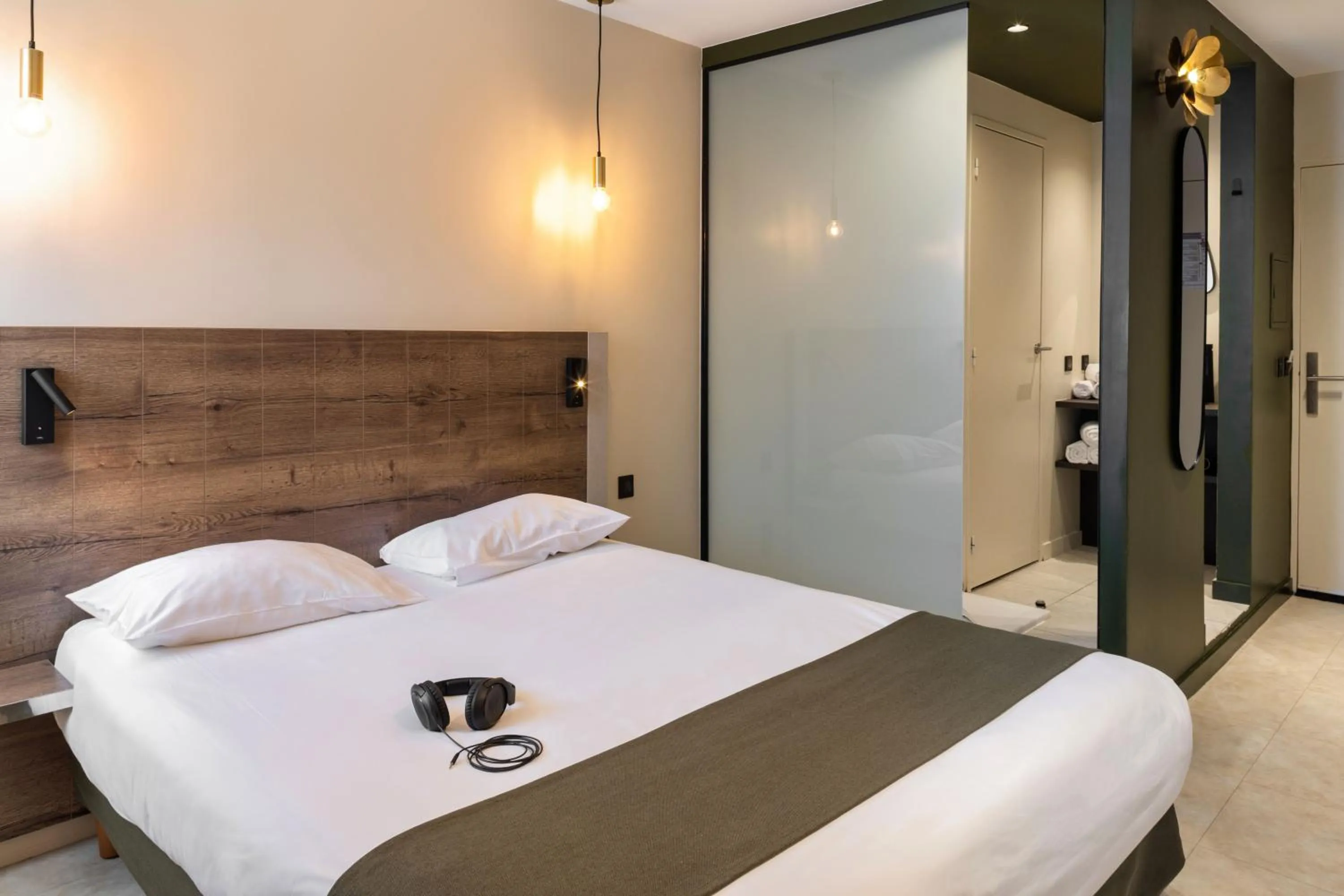 Shower, Bed in Le Trèfle