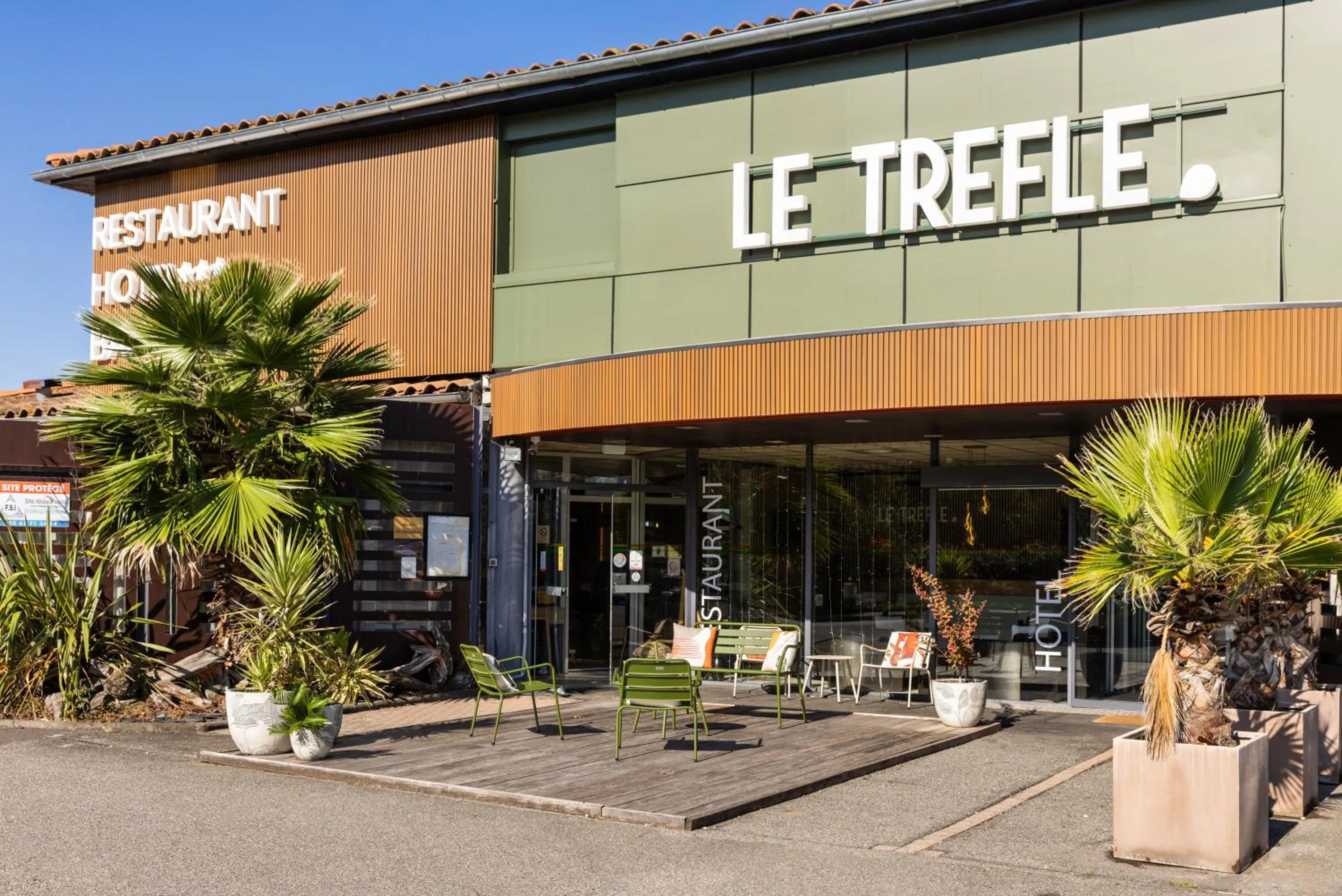 Facade/entrance in Le Trèfle