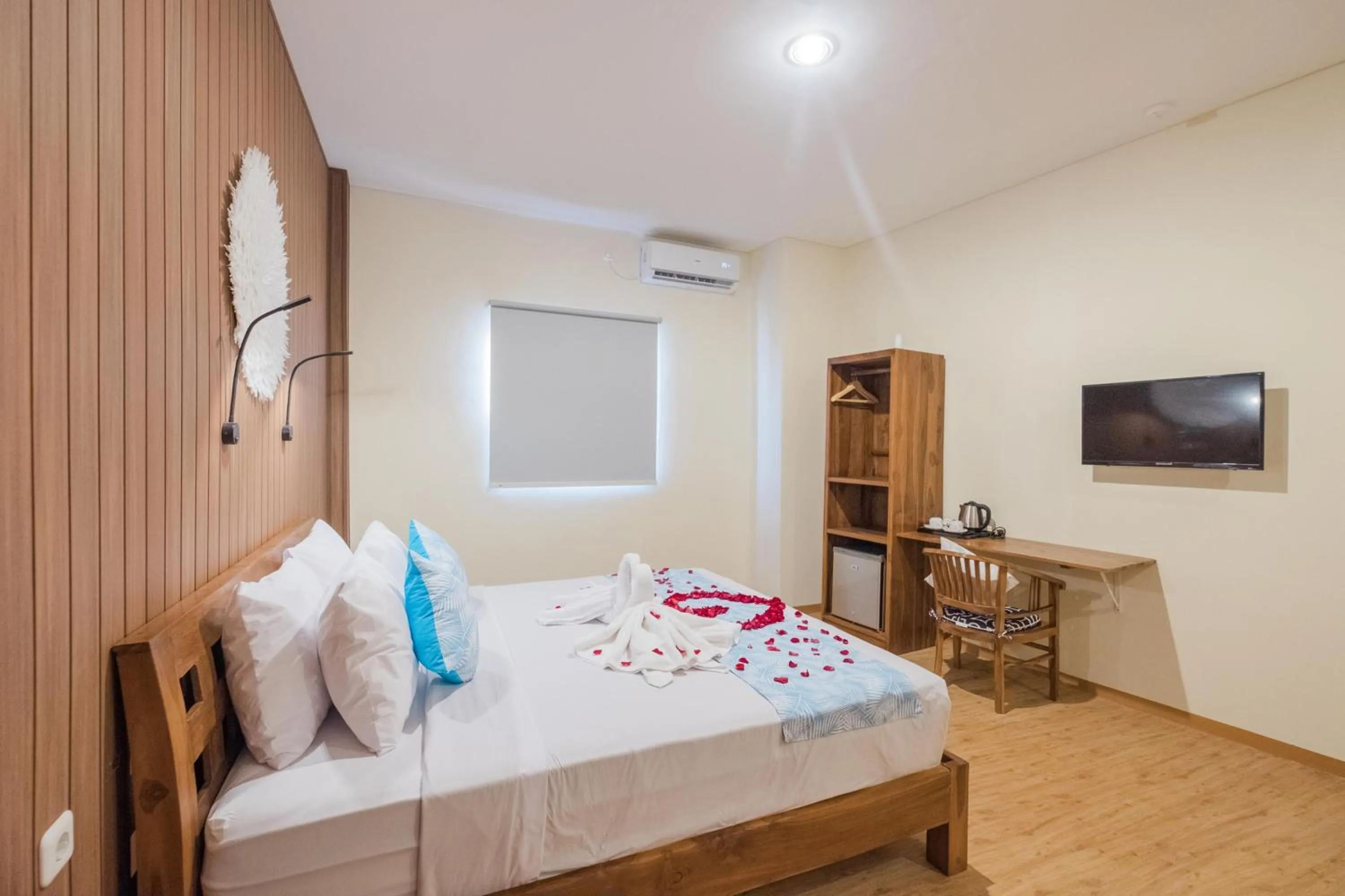 Shower, Bed in Caroline Guest House