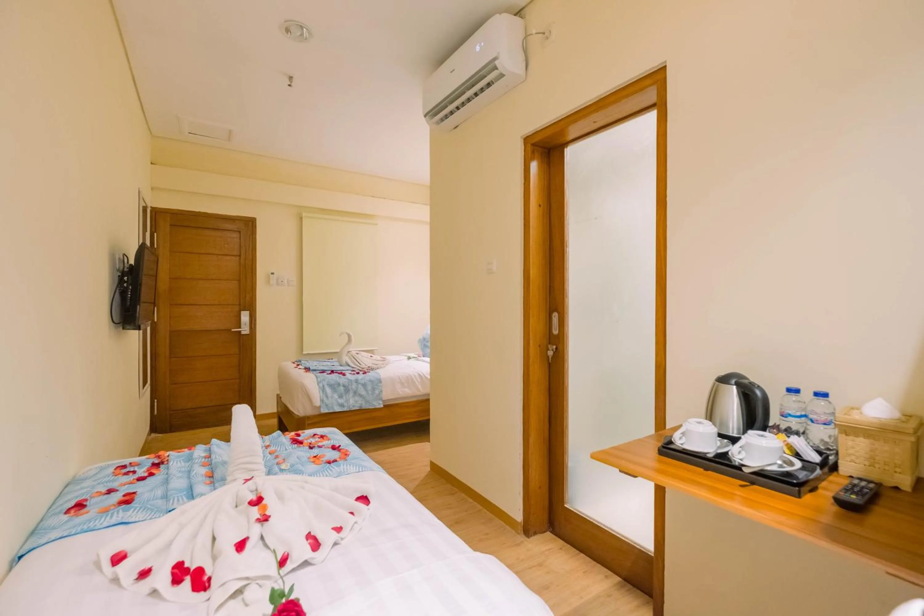 Shower, Bed in Caroline Guest House