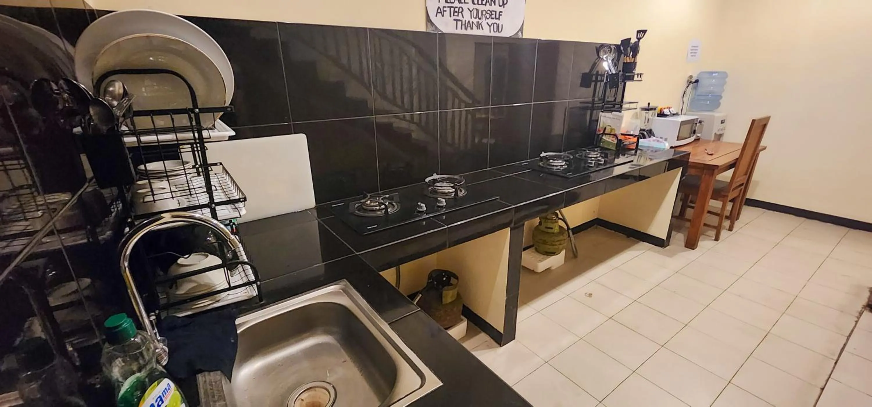 Kitchen or kitchenette in Caroline Guest House