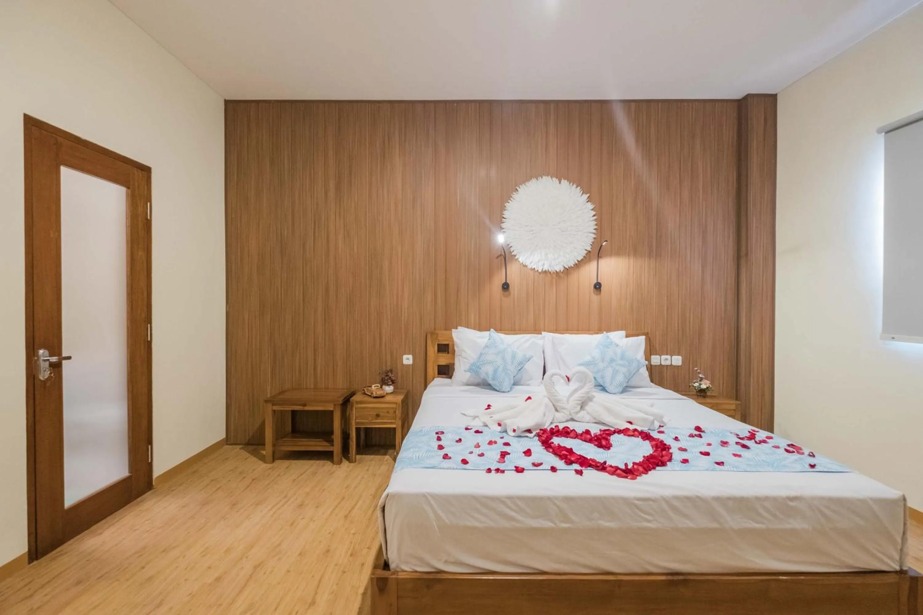 Shower, Bed in Caroline Guest House