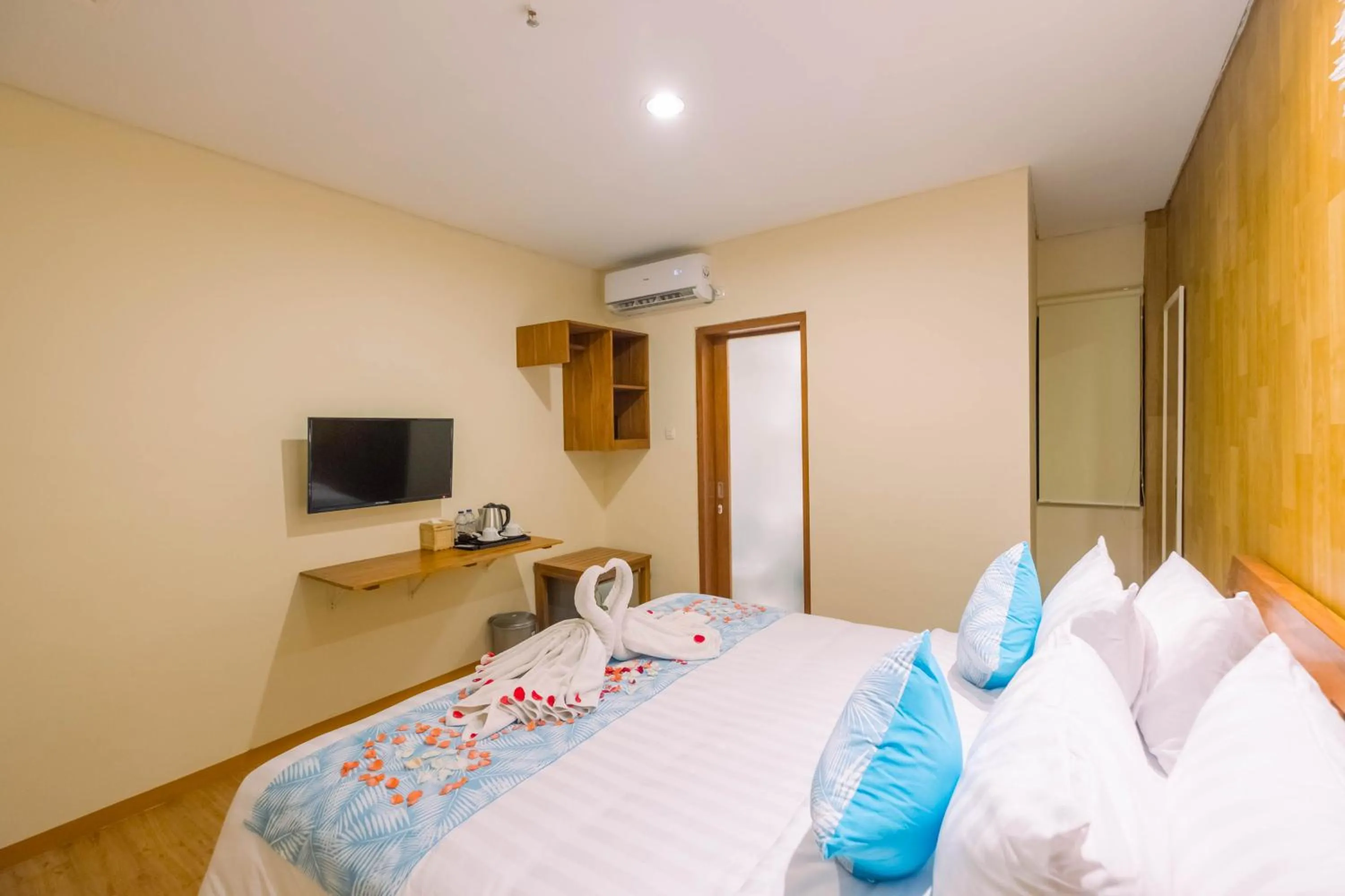 Shower, Bed in Caroline Guest House