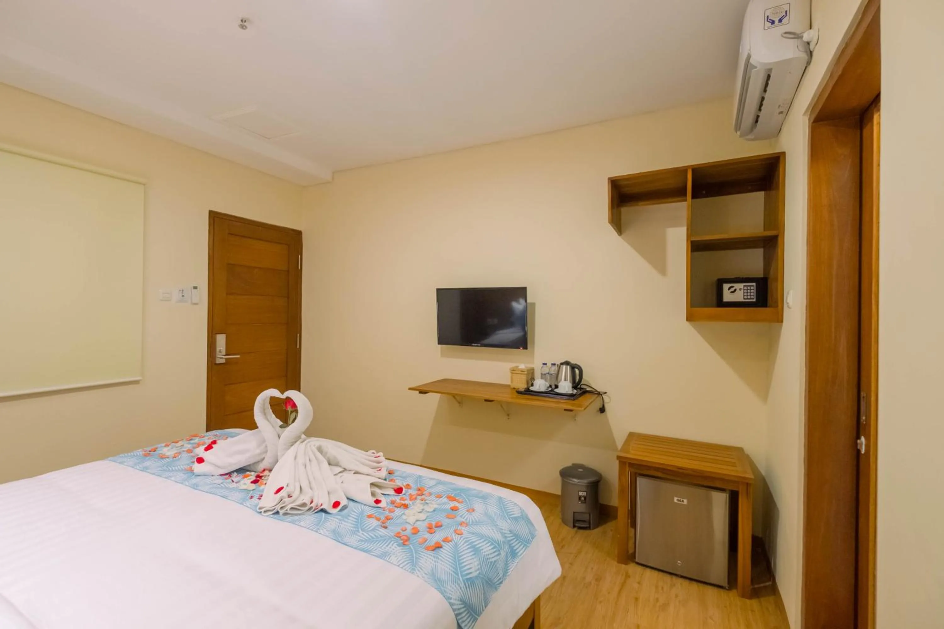 Shower, Bed in Caroline Guest House