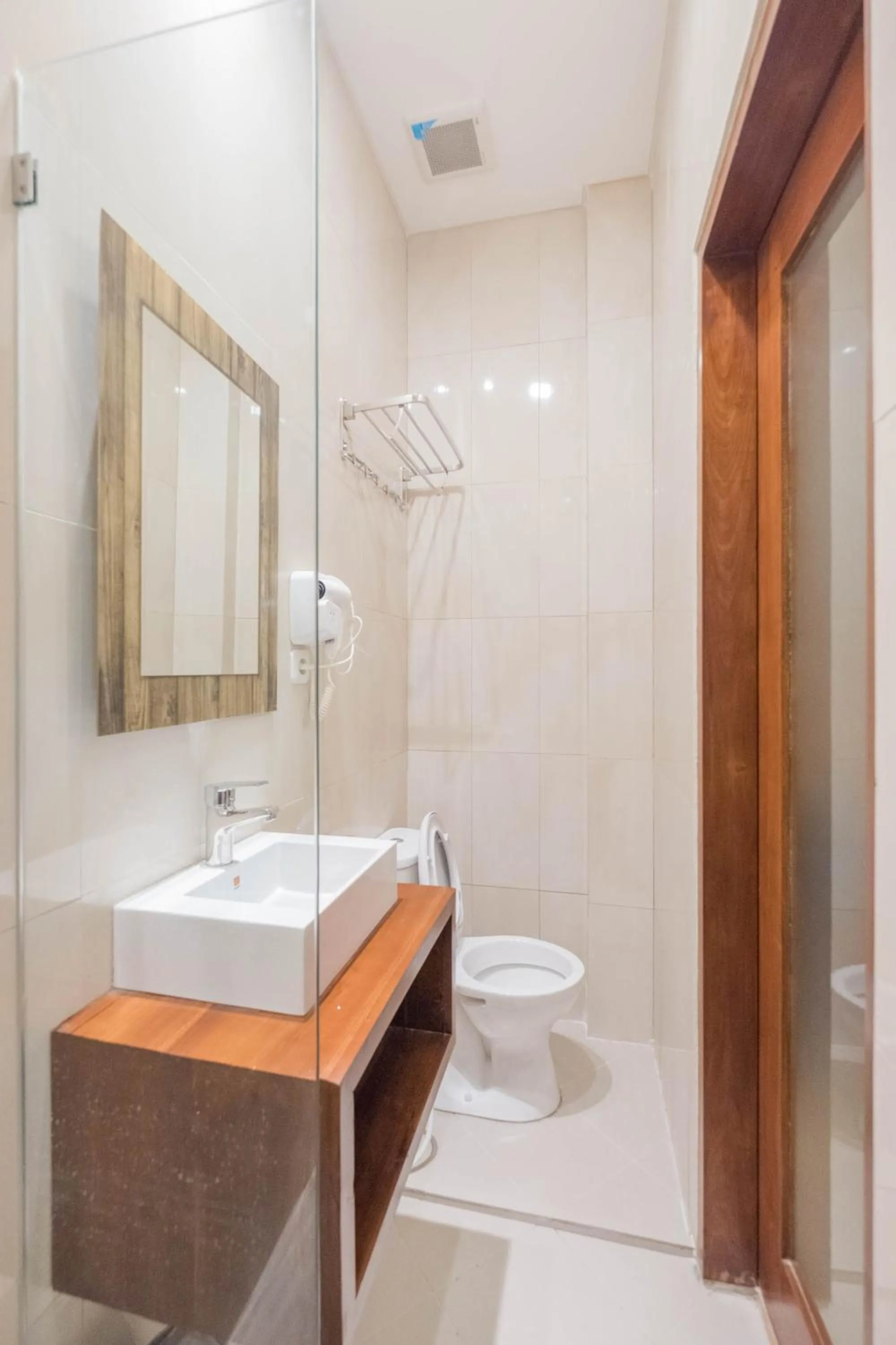 Shower in Caroline Guest House