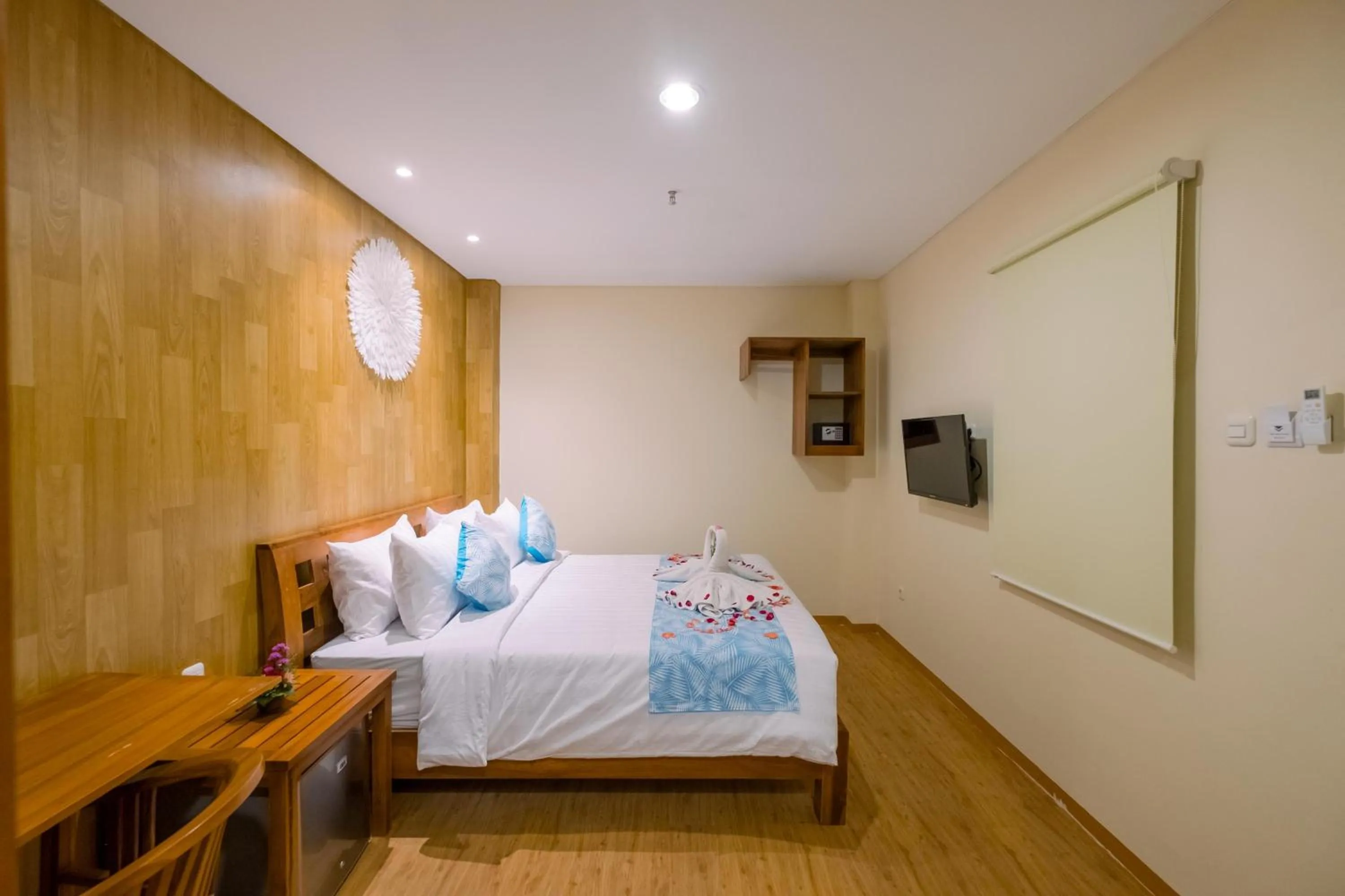 Shower, Bed in Caroline Guest House