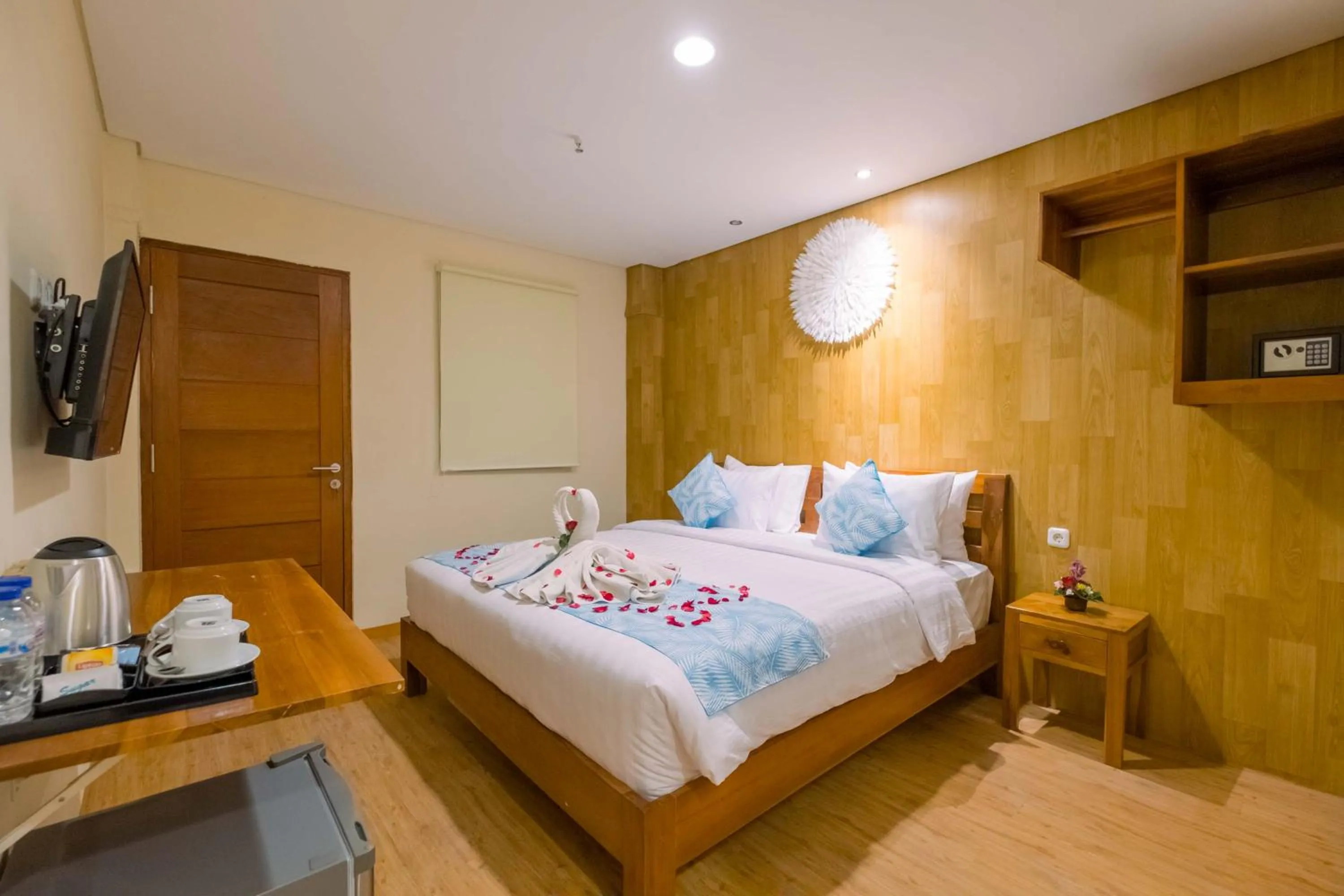 Shower, Bed in Caroline Guest House