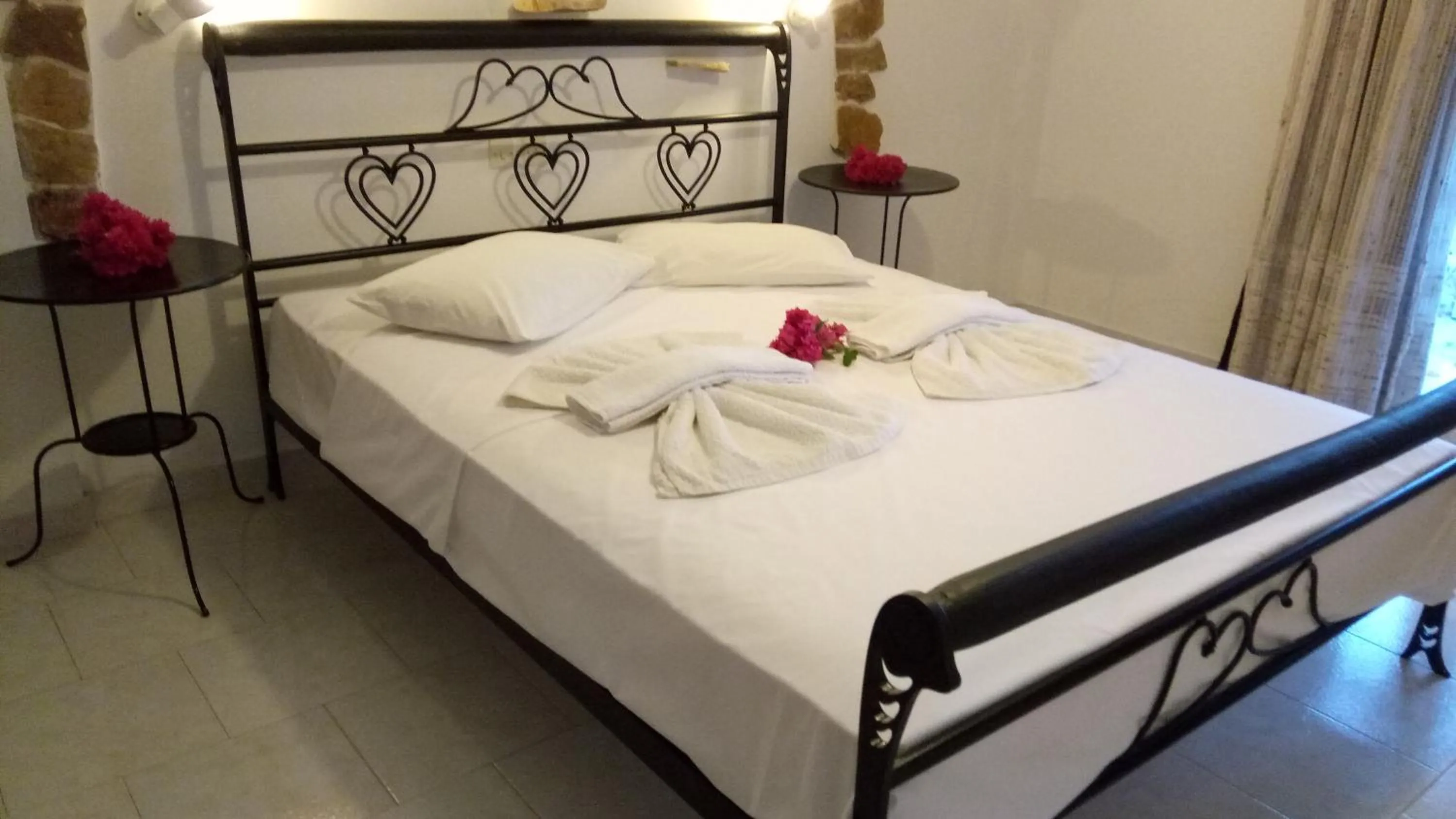 Photo of the whole room, Bed in Angelika