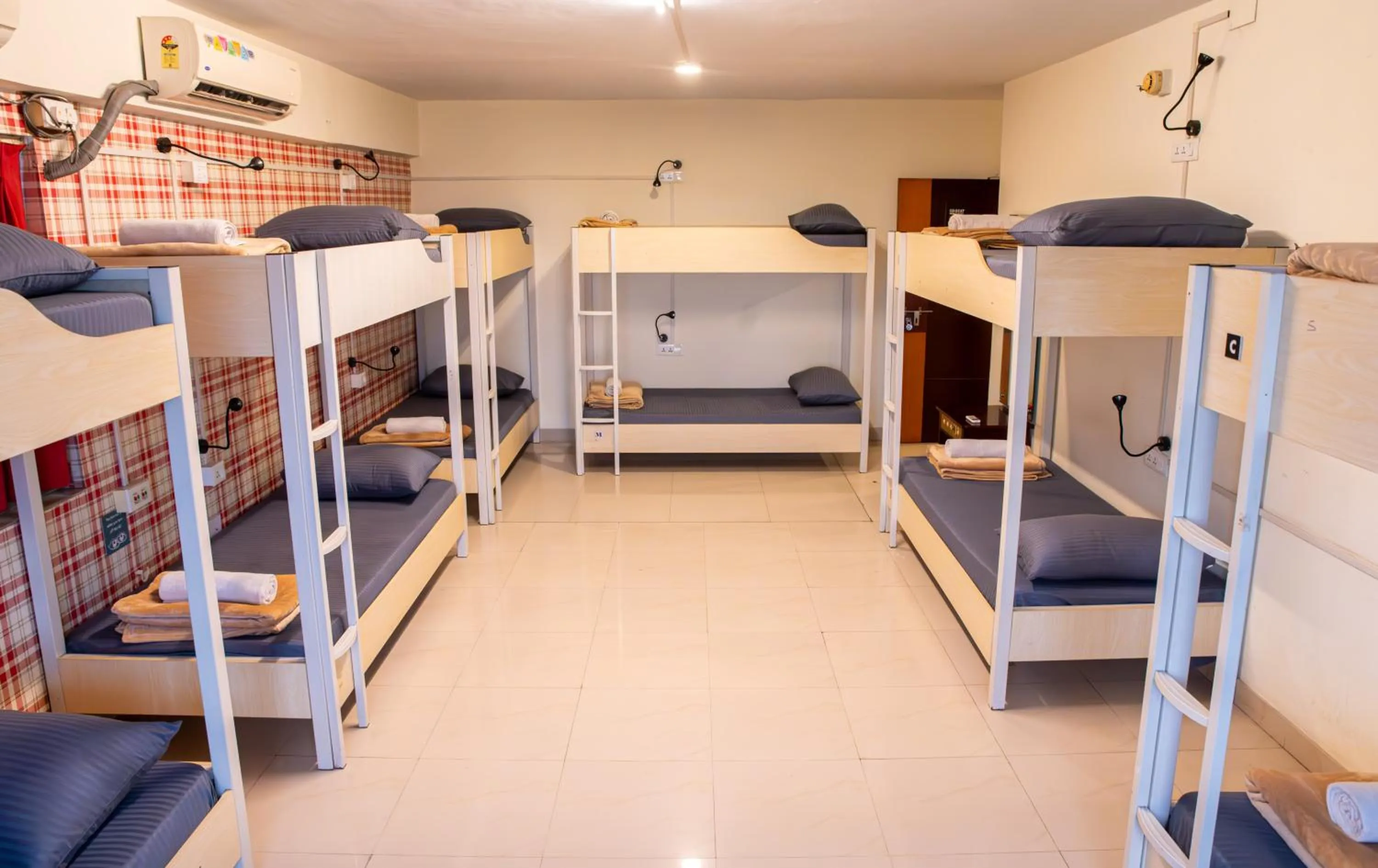 bunk bed, Bed in Offbeat CCU on EM Bypass