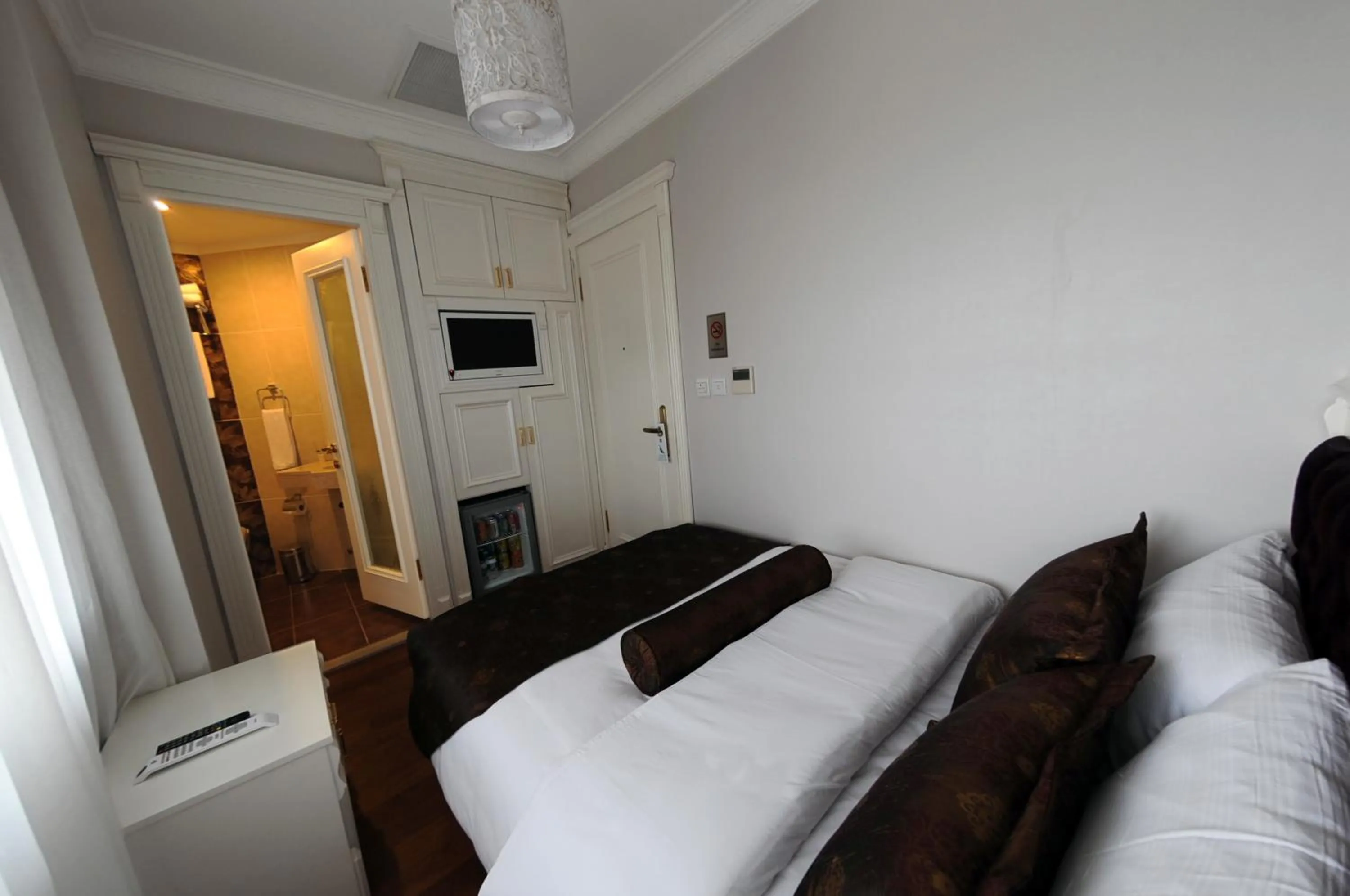 Photo of the whole room, Bed in Hotel Coliseum