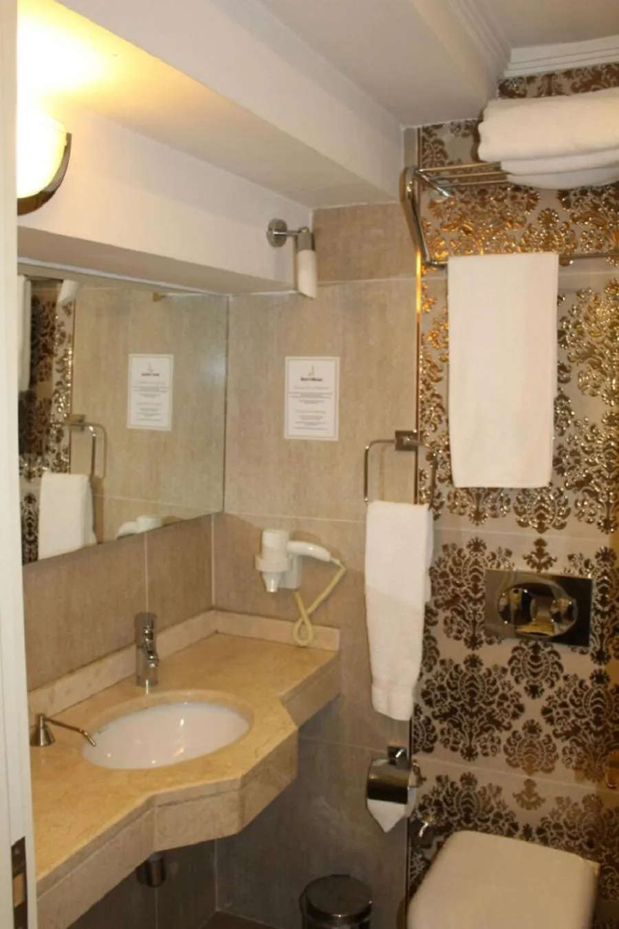 Shower in Hotel Coliseum