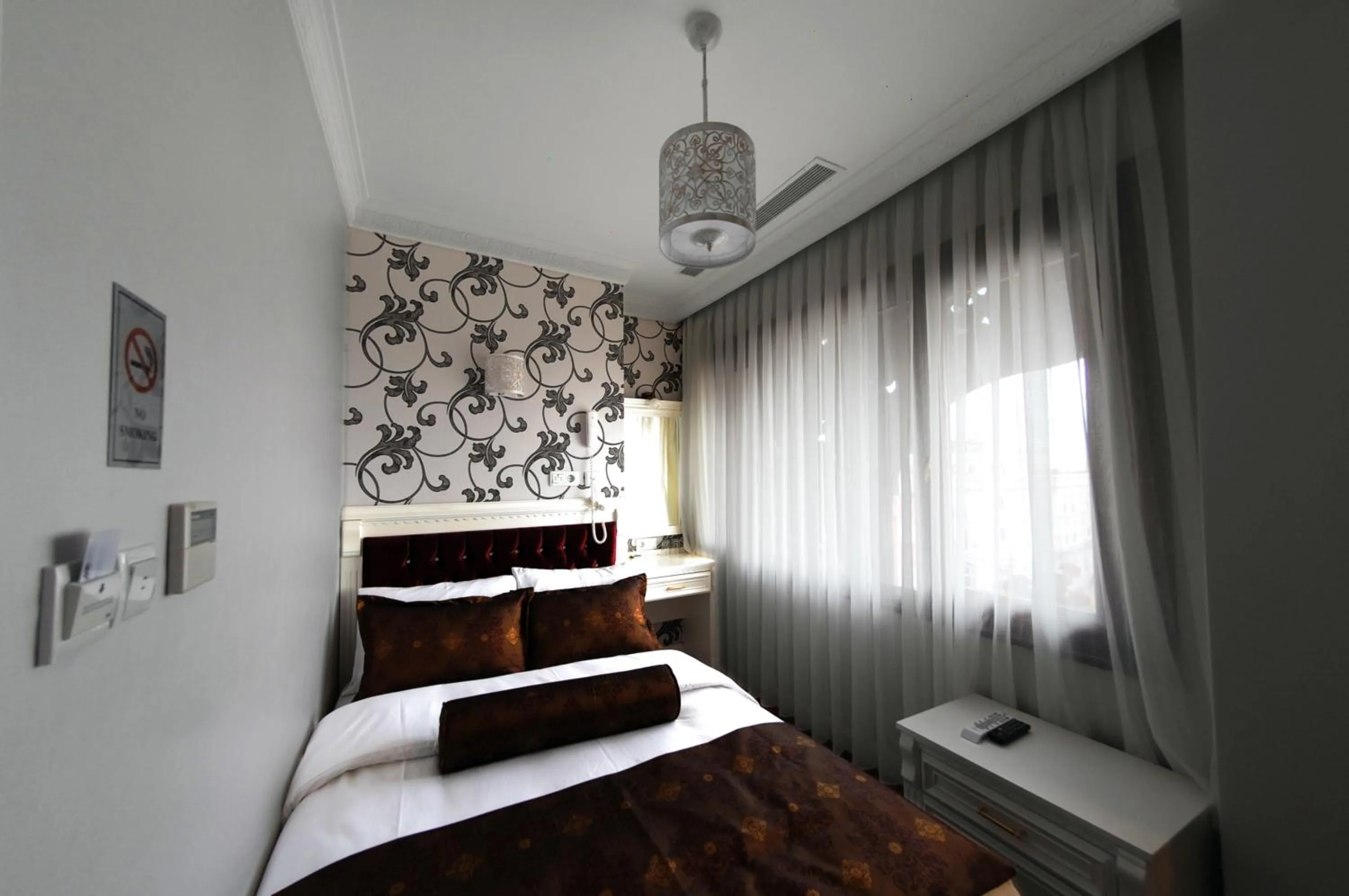 Photo of the whole room, Bed in Hotel Coliseum