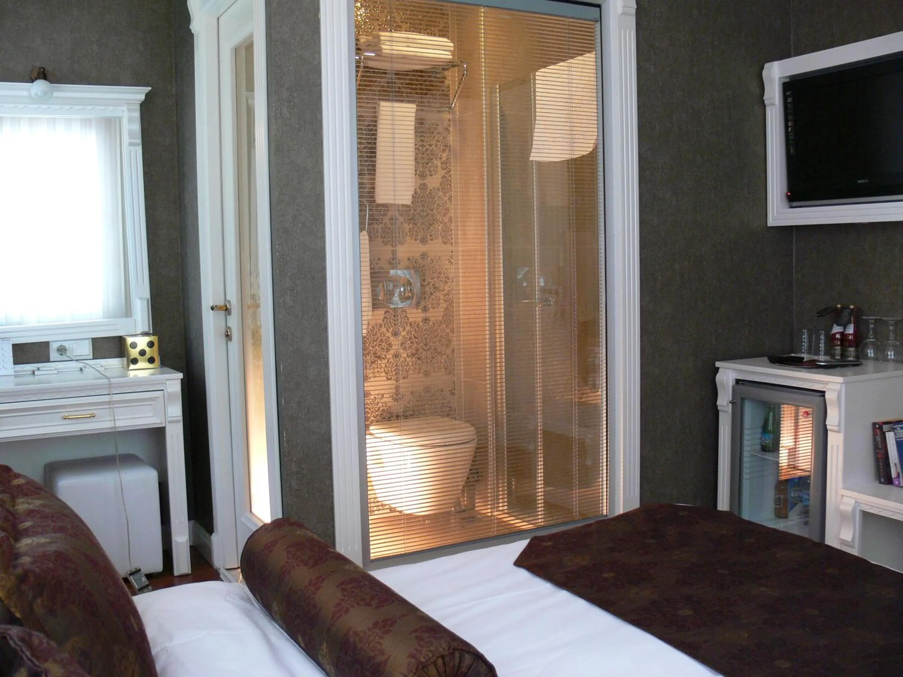 Photo of the whole room, Bed in Hotel Coliseum