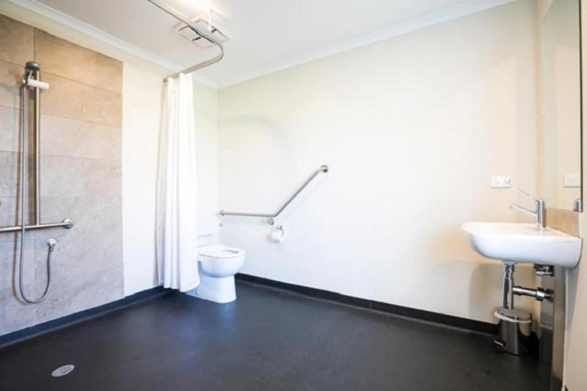 Bathroom in Heathcote Inn