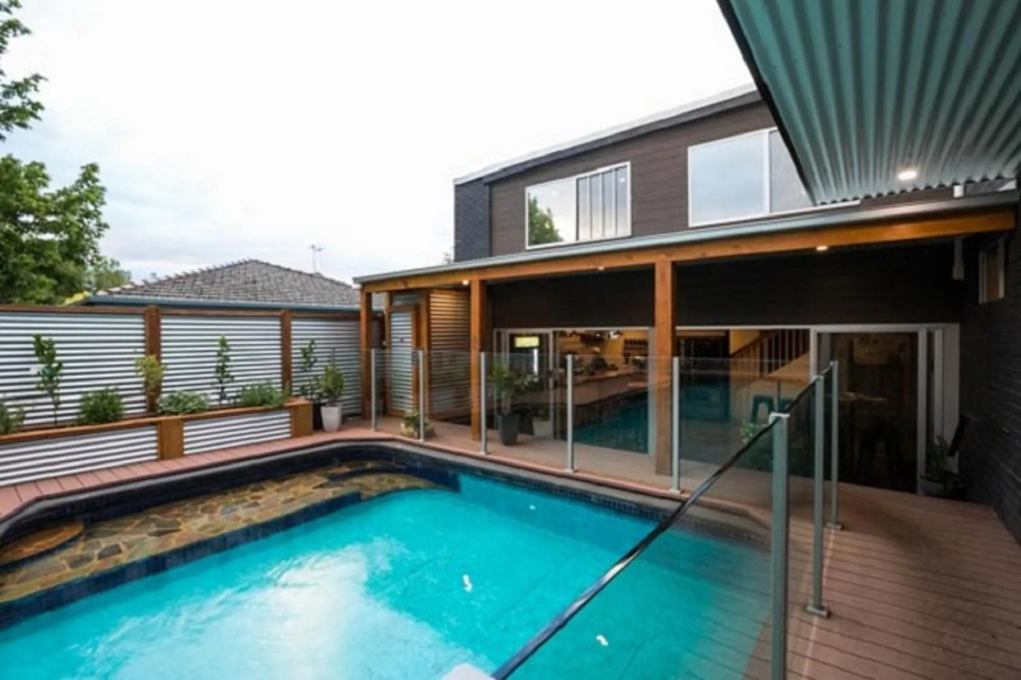 Swimming pool in Heathcote Inn