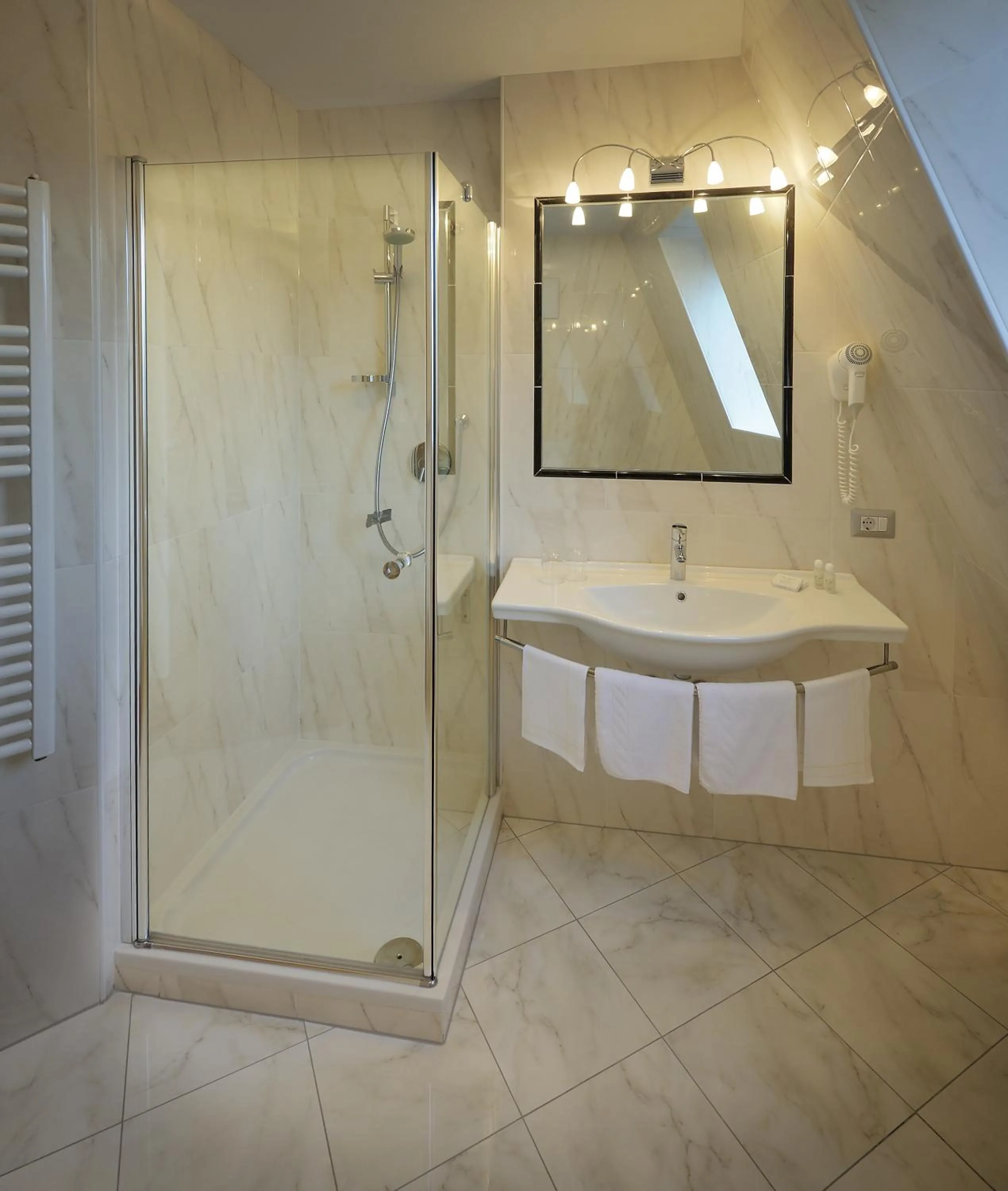 Bathroom in Hotel Ingram