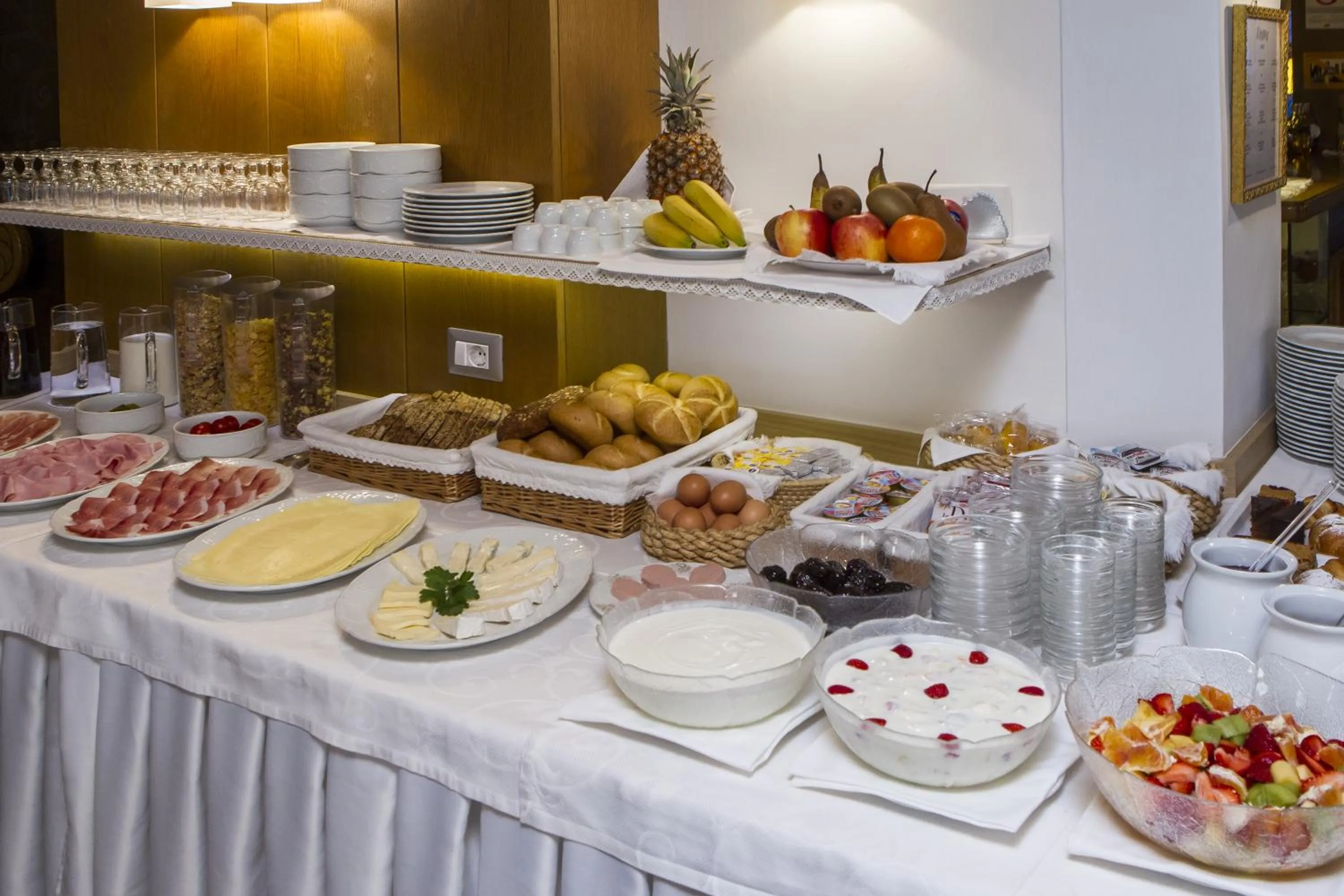 Buffet breakfast in Hotel Ingram