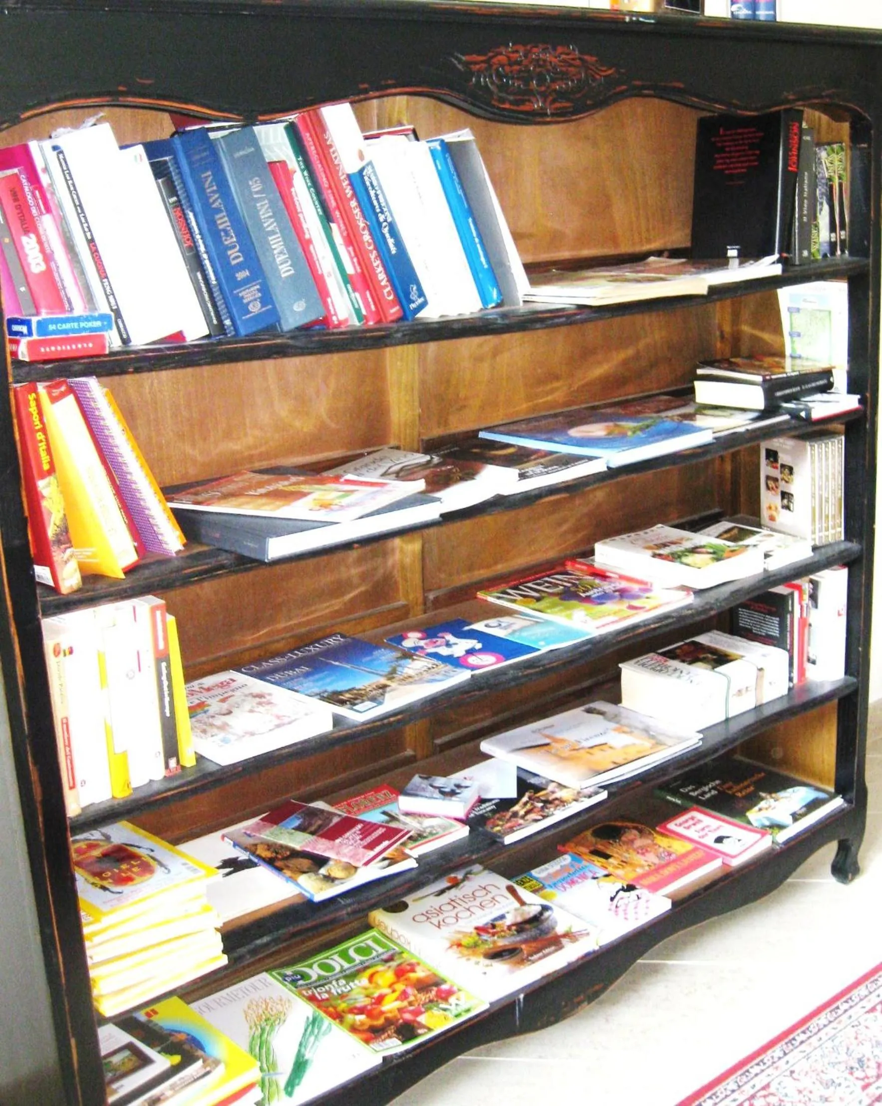 Library in Gourmet B&B Villa Landucci