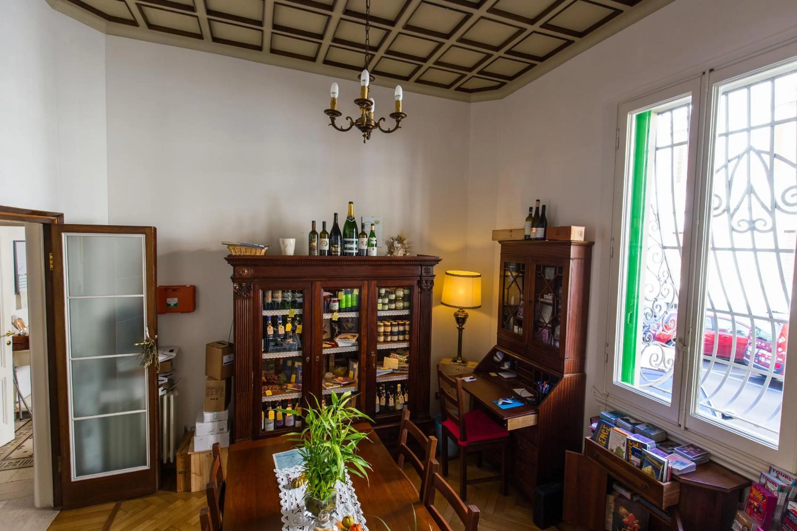 Library in Gourmet B&B Villa Landucci