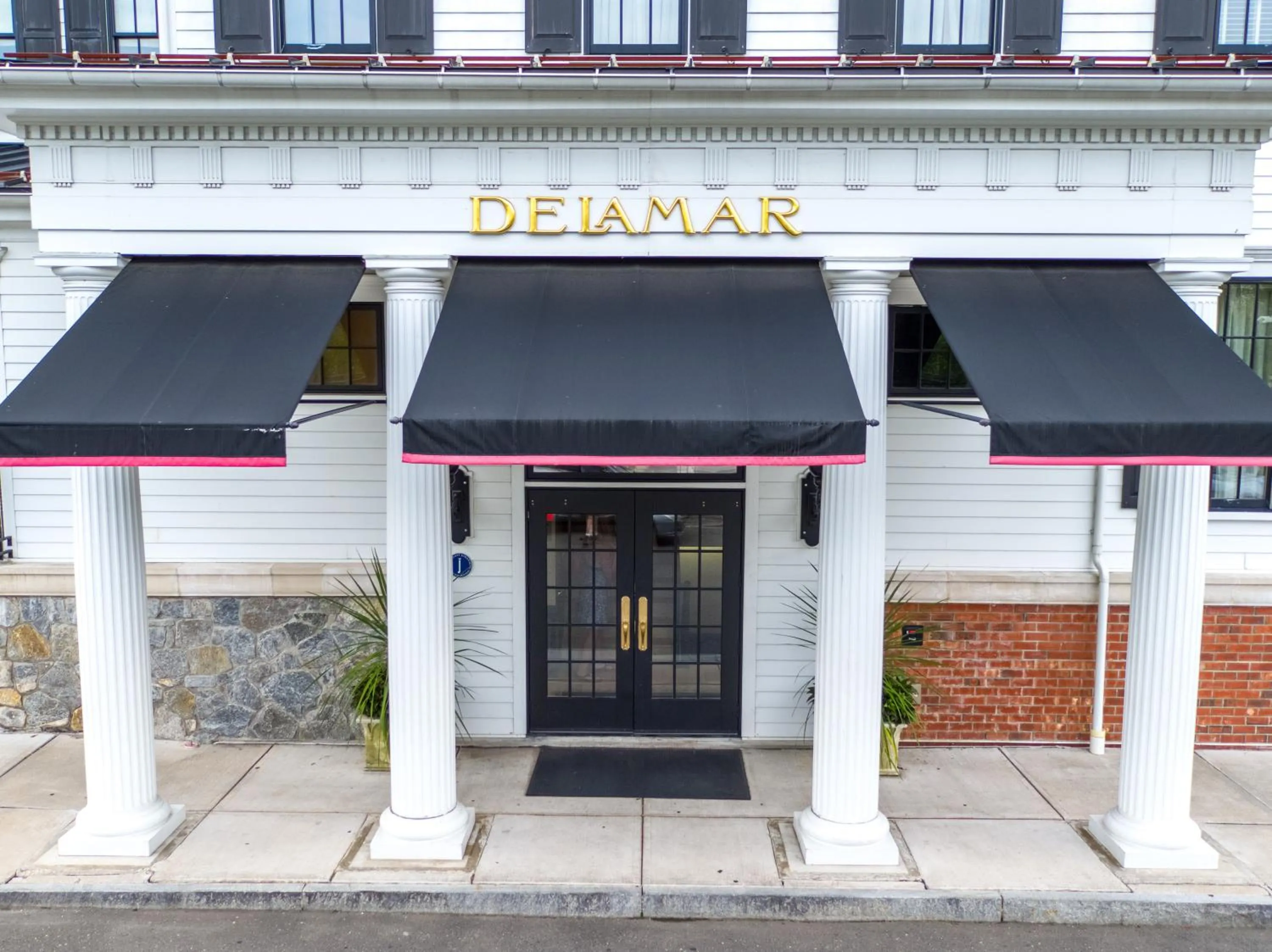 Facade/entrance in Delamar Southport