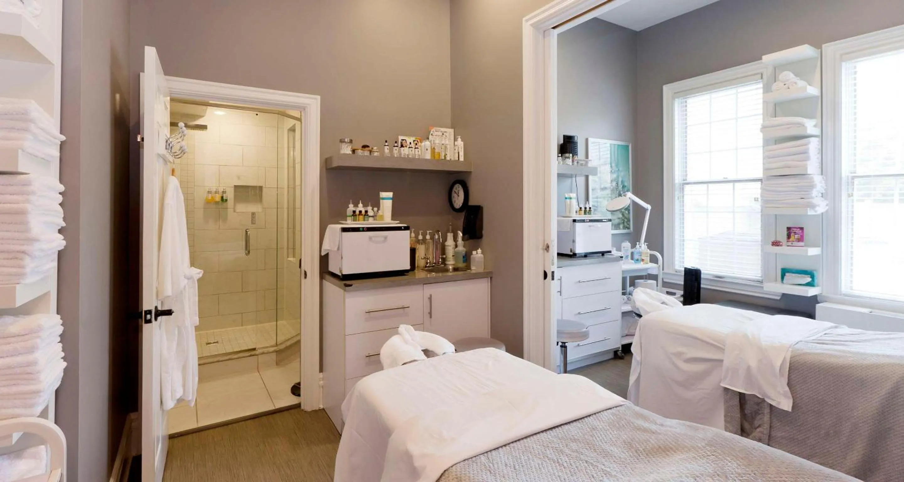 Property building, Bed in Idlewyld Inn & Spa