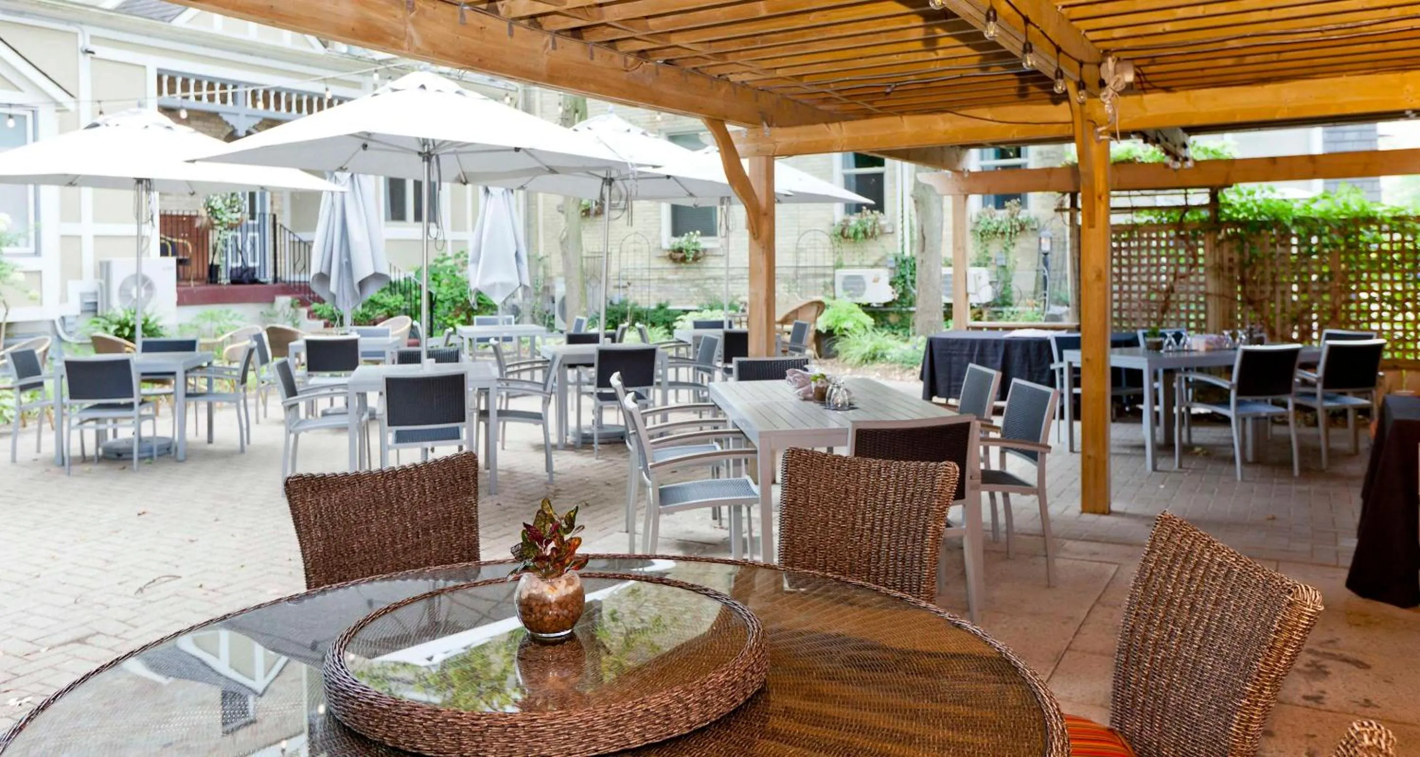 Property building in Idlewyld Inn & Spa