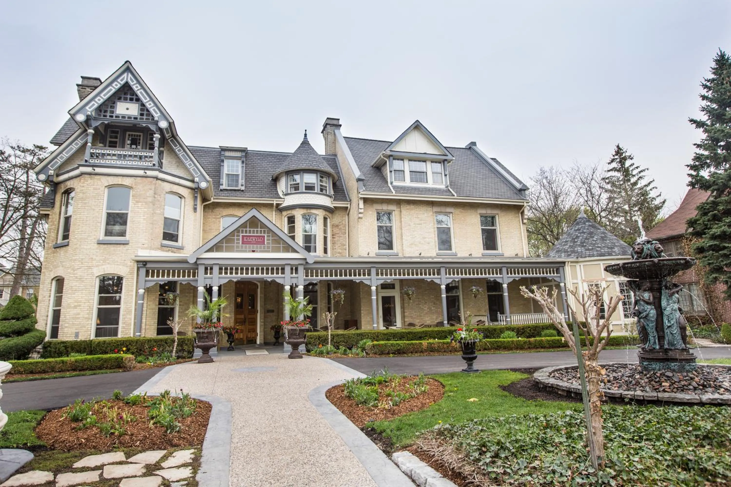 Facade/entrance in Idlewyld Inn & Spa