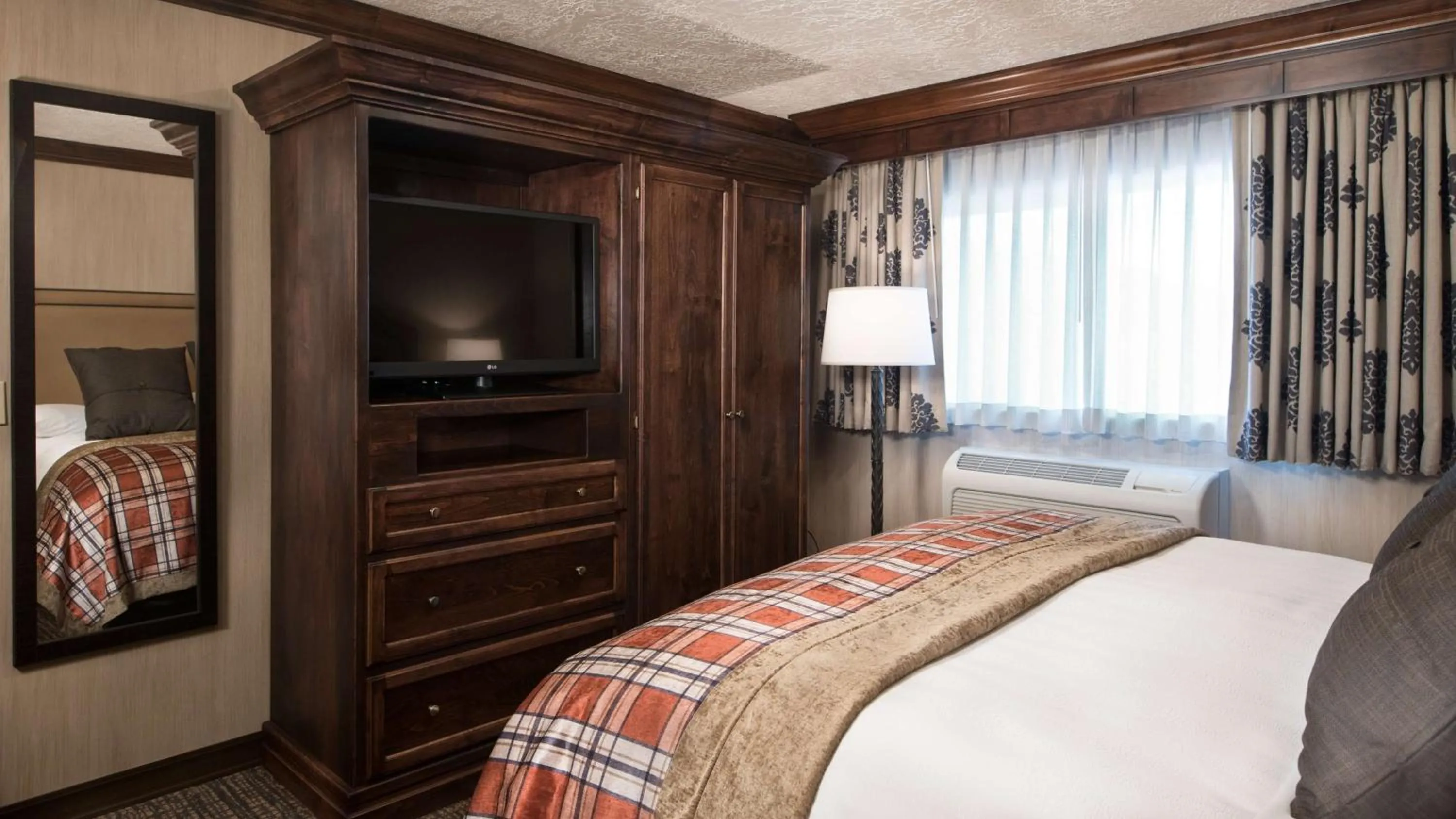 Photo of the whole room, Bed in Best Western Plus Flathead Lake Inn and Suites