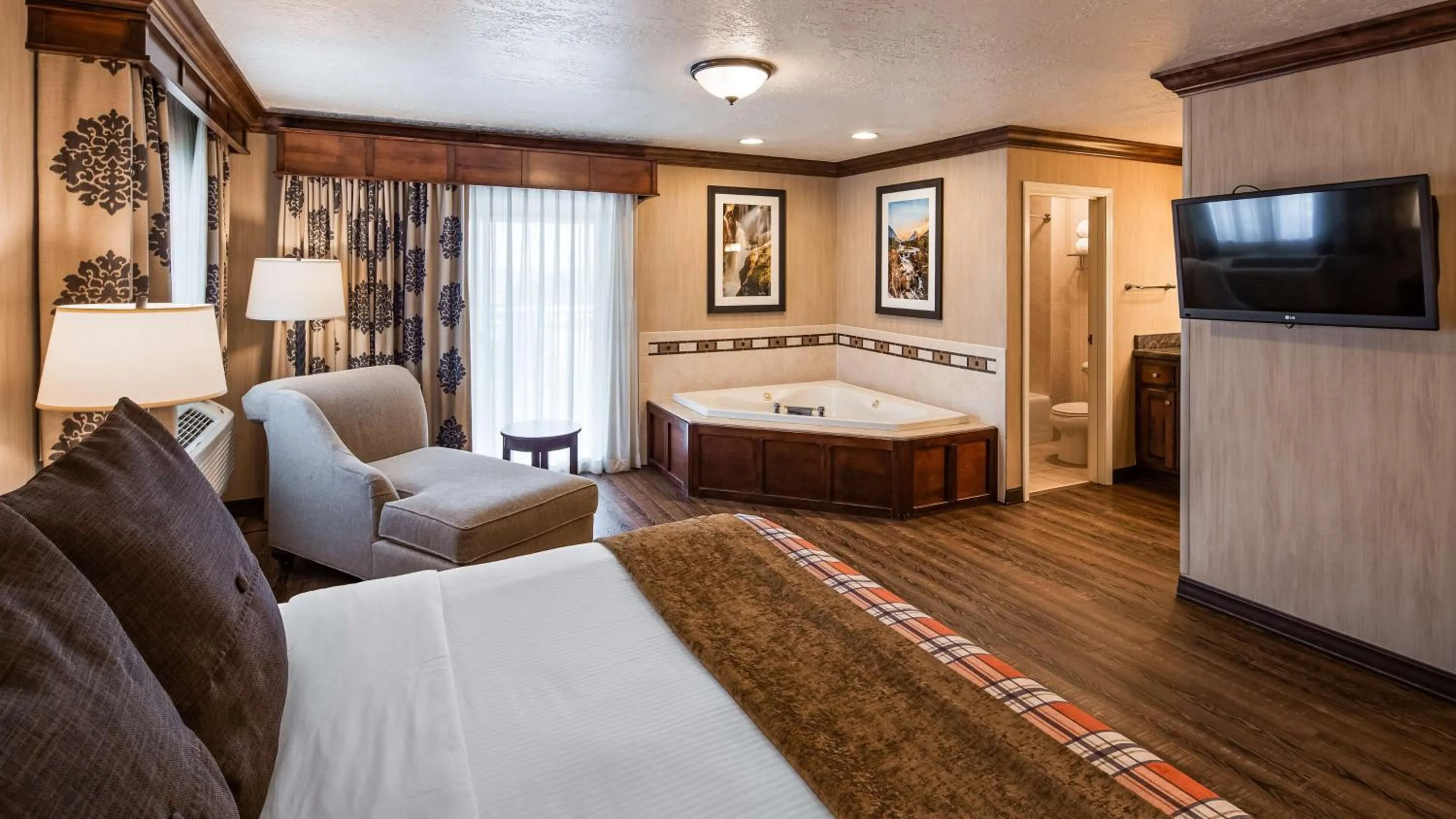 Photo of the whole room, Bed in Best Western Plus Flathead Lake Inn and Suites
