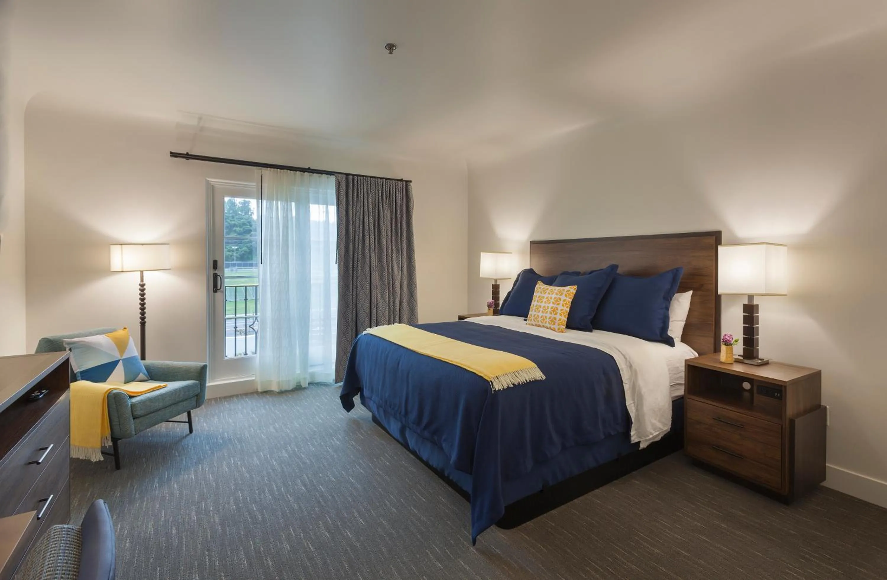 Bed in La Playa Inn Santa Barbara