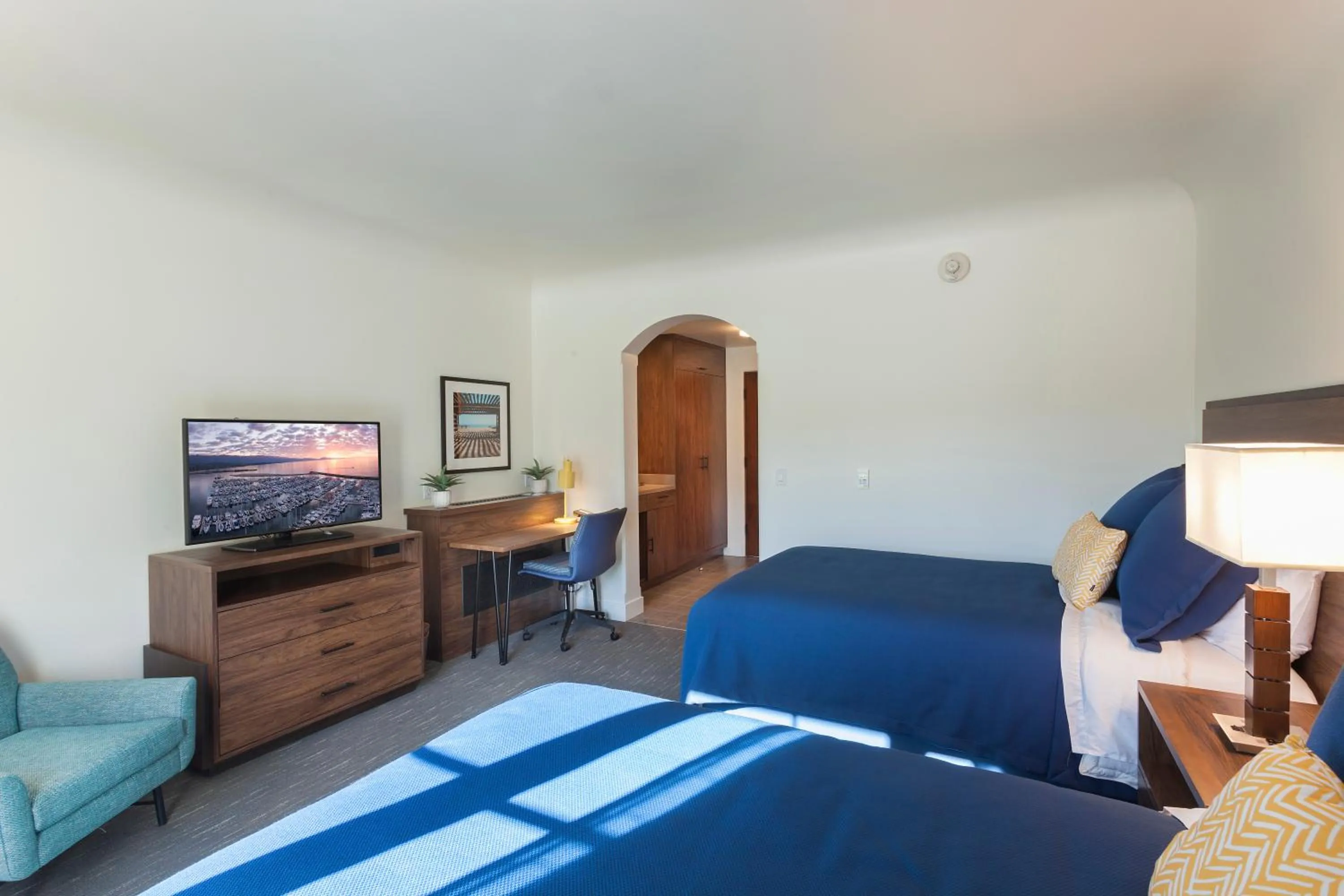 Bed in La Playa Inn Santa Barbara