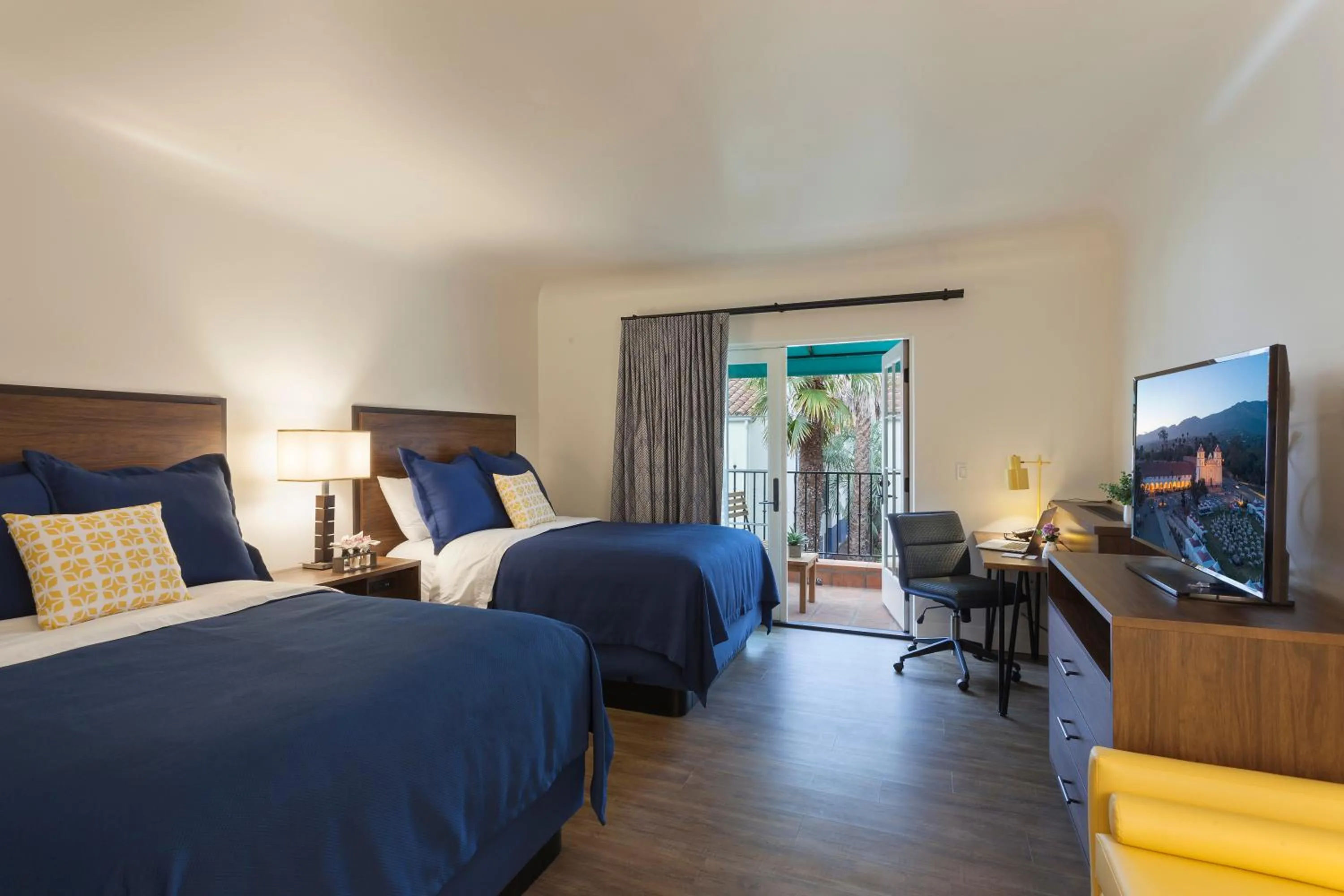 Bed in La Playa Inn Santa Barbara