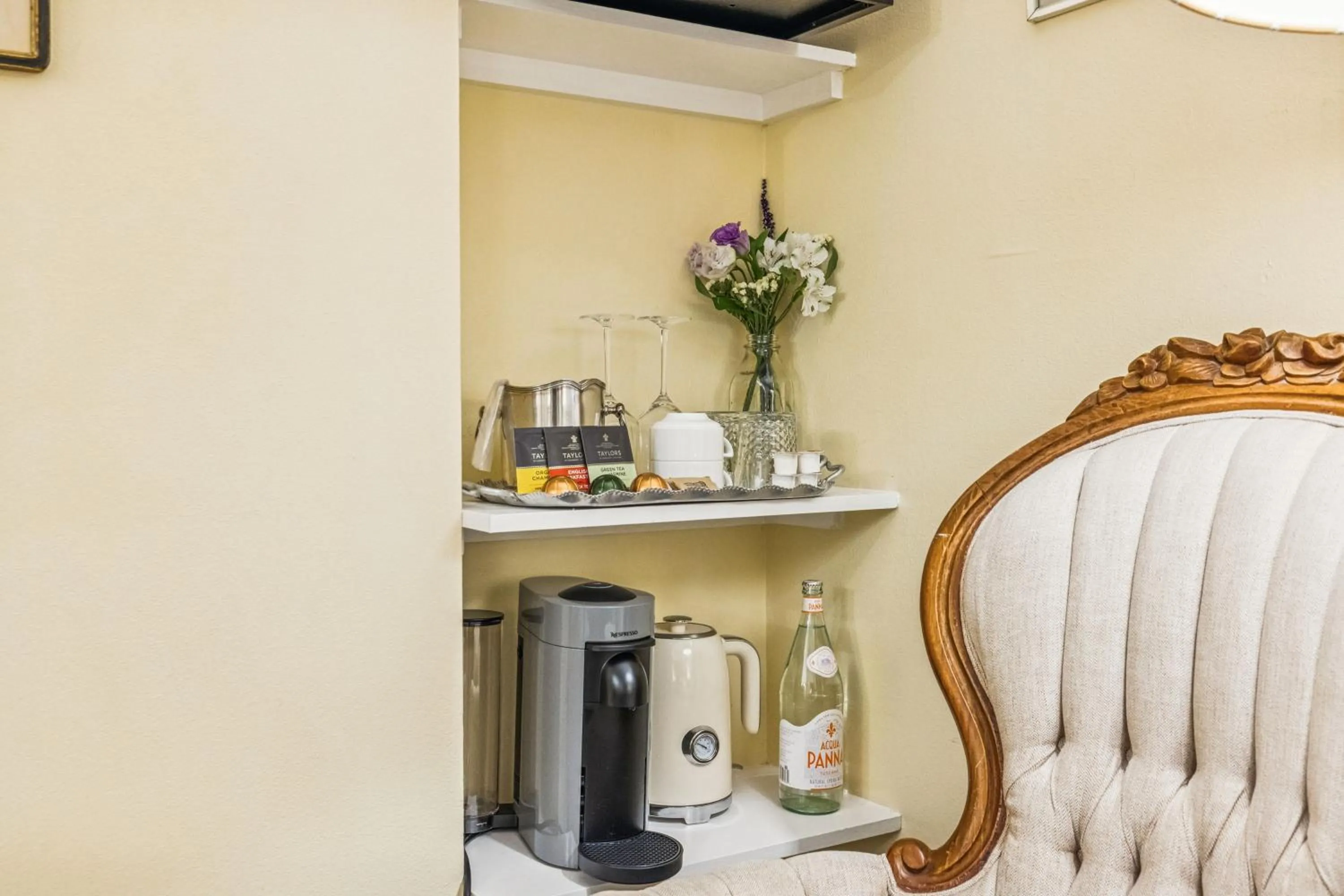 Coffee/tea facilities in Mirabelle Inn