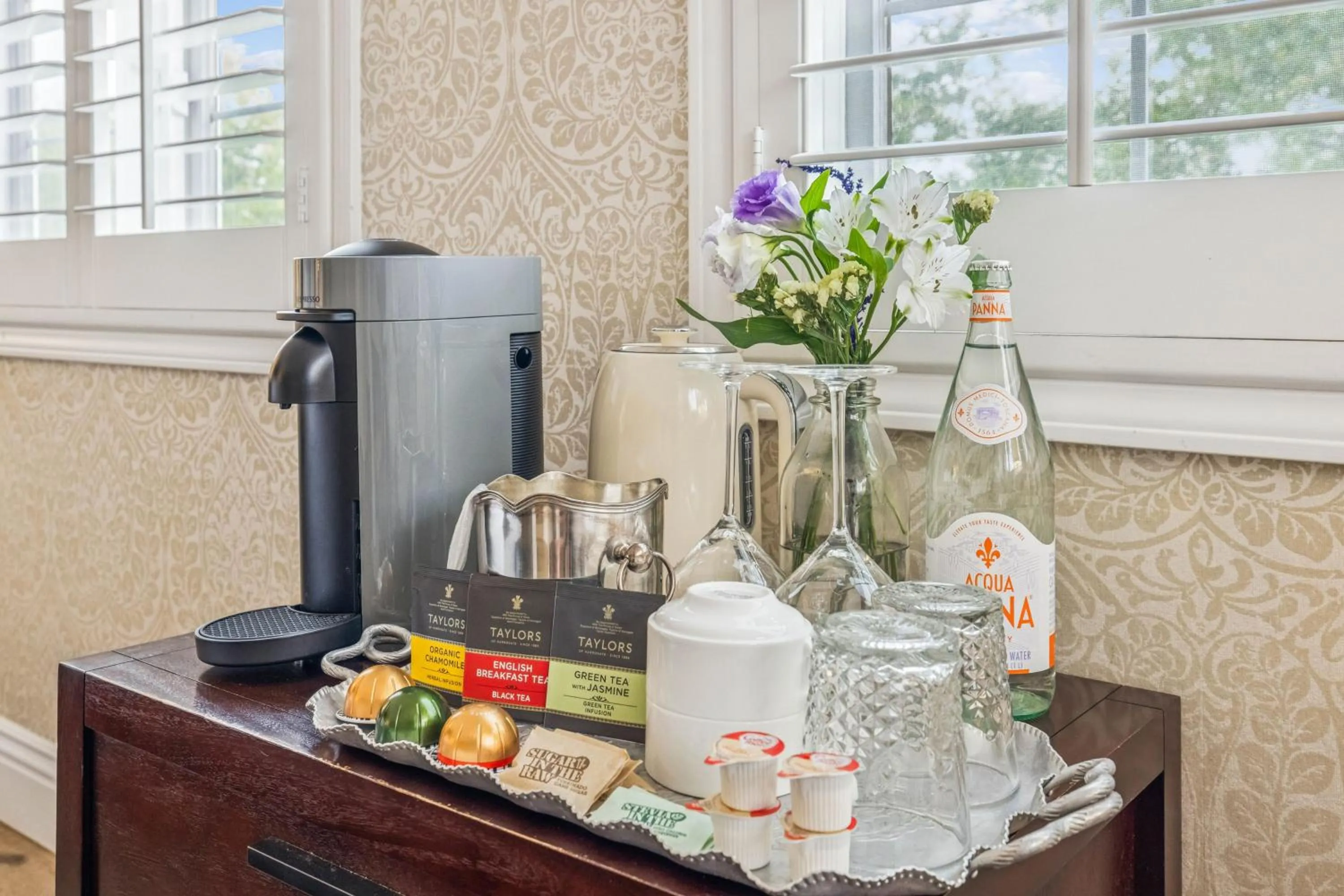 Coffee/tea facilities in Mirabelle Inn