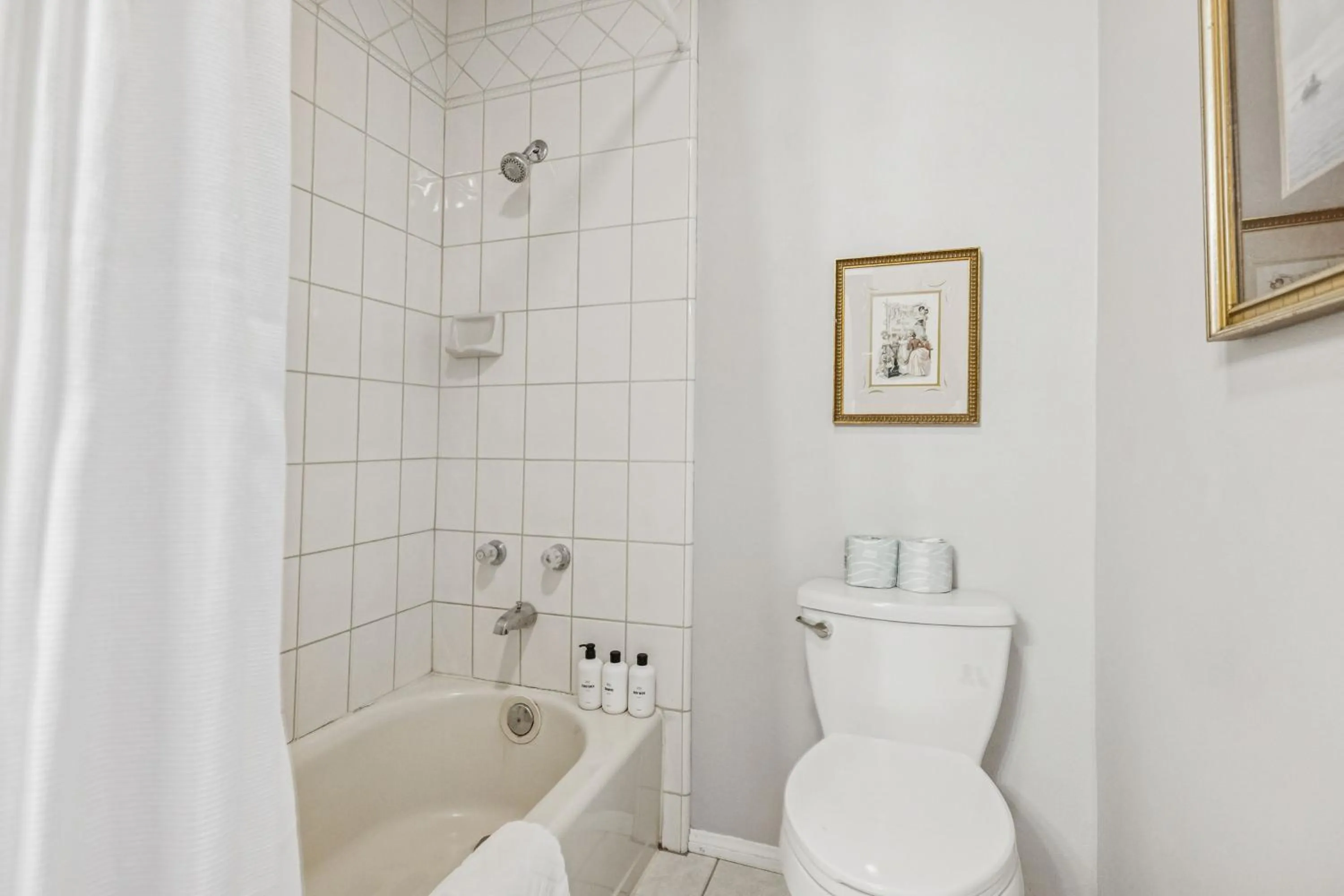 Shower in Mirabelle Inn