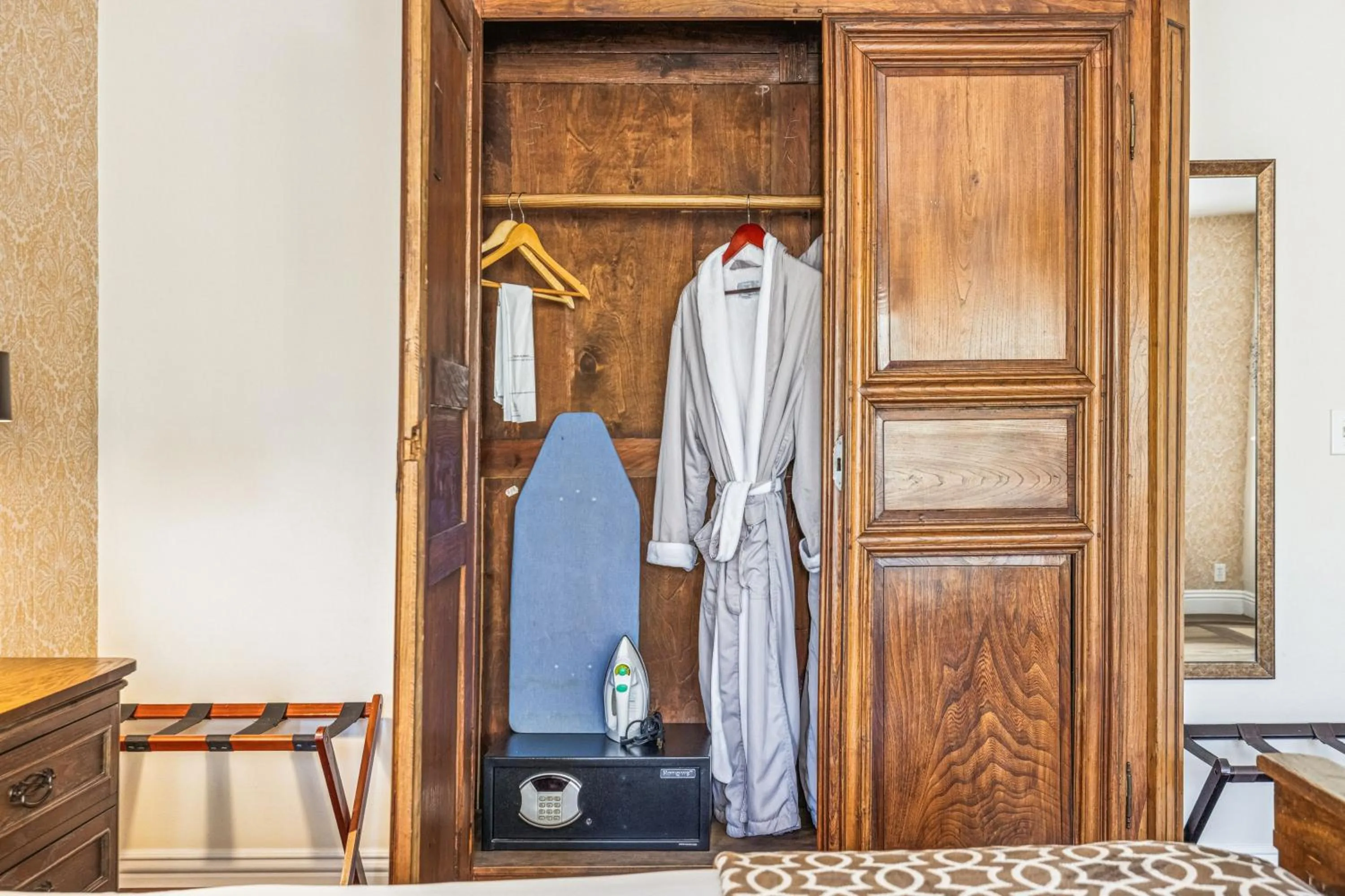 wardrobe in Mirabelle Inn