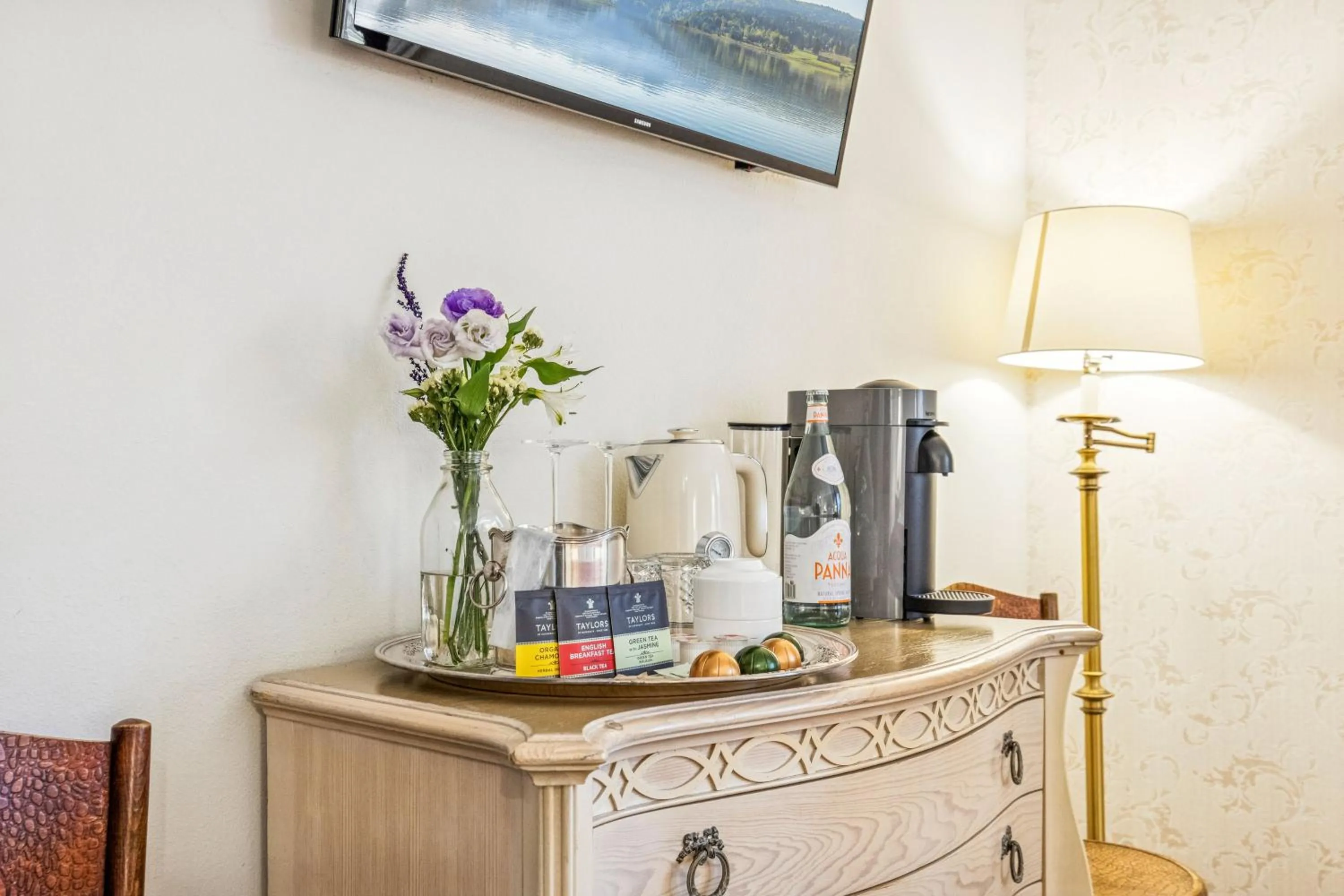 Coffee/tea facilities in Mirabelle Inn
