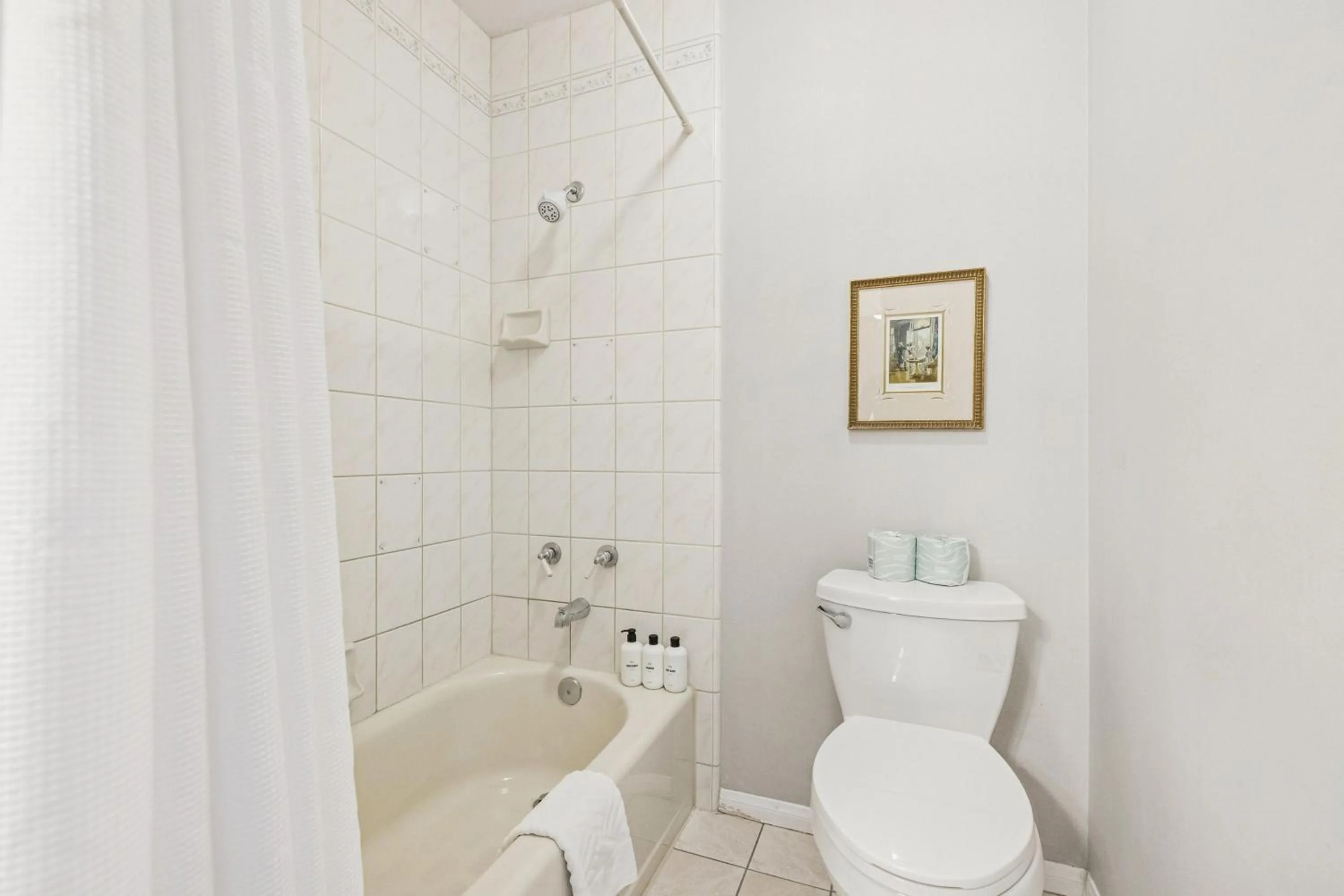 Shower in Mirabelle Inn