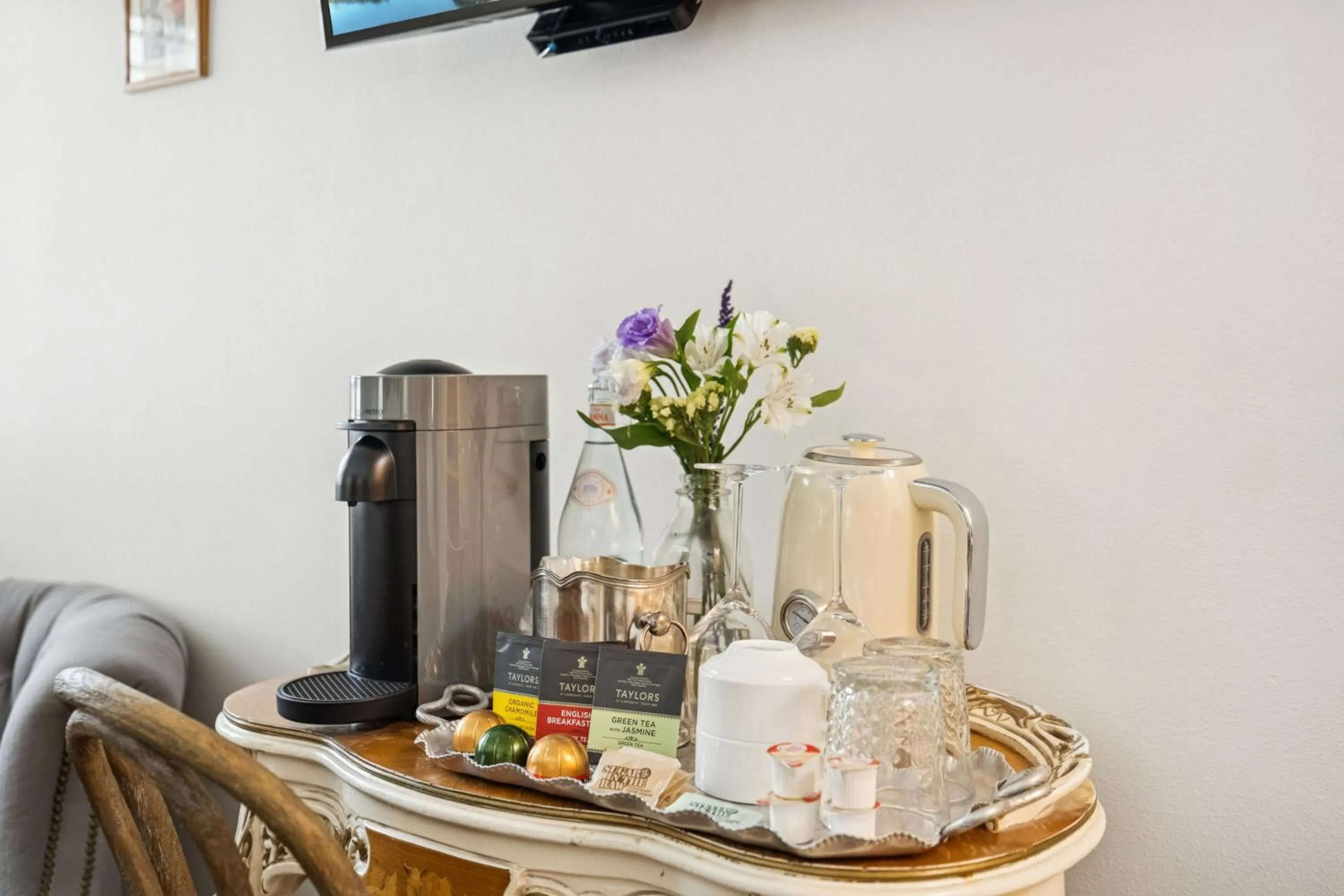 Coffee/tea facilities in Mirabelle Inn