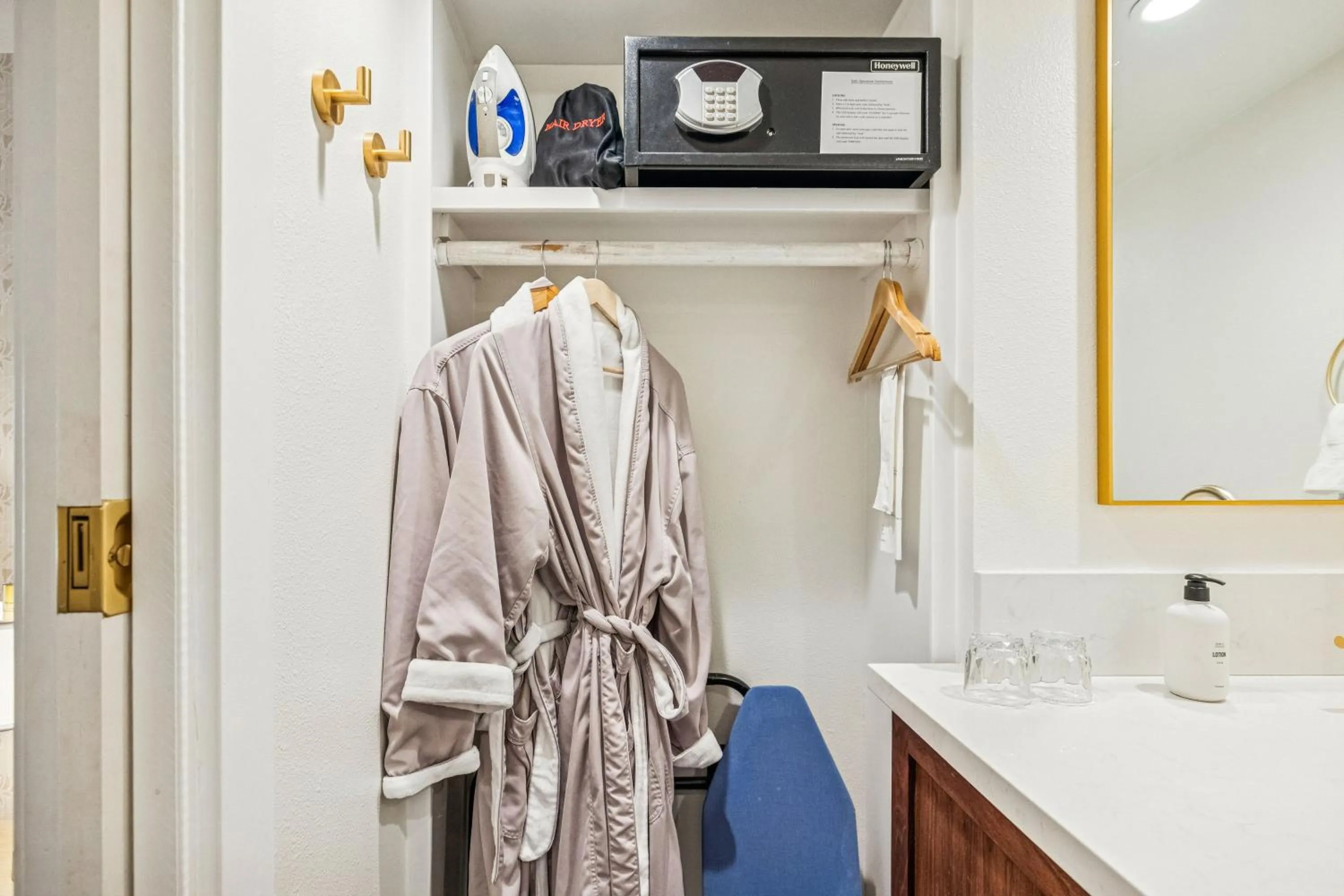 wardrobe in Mirabelle Inn