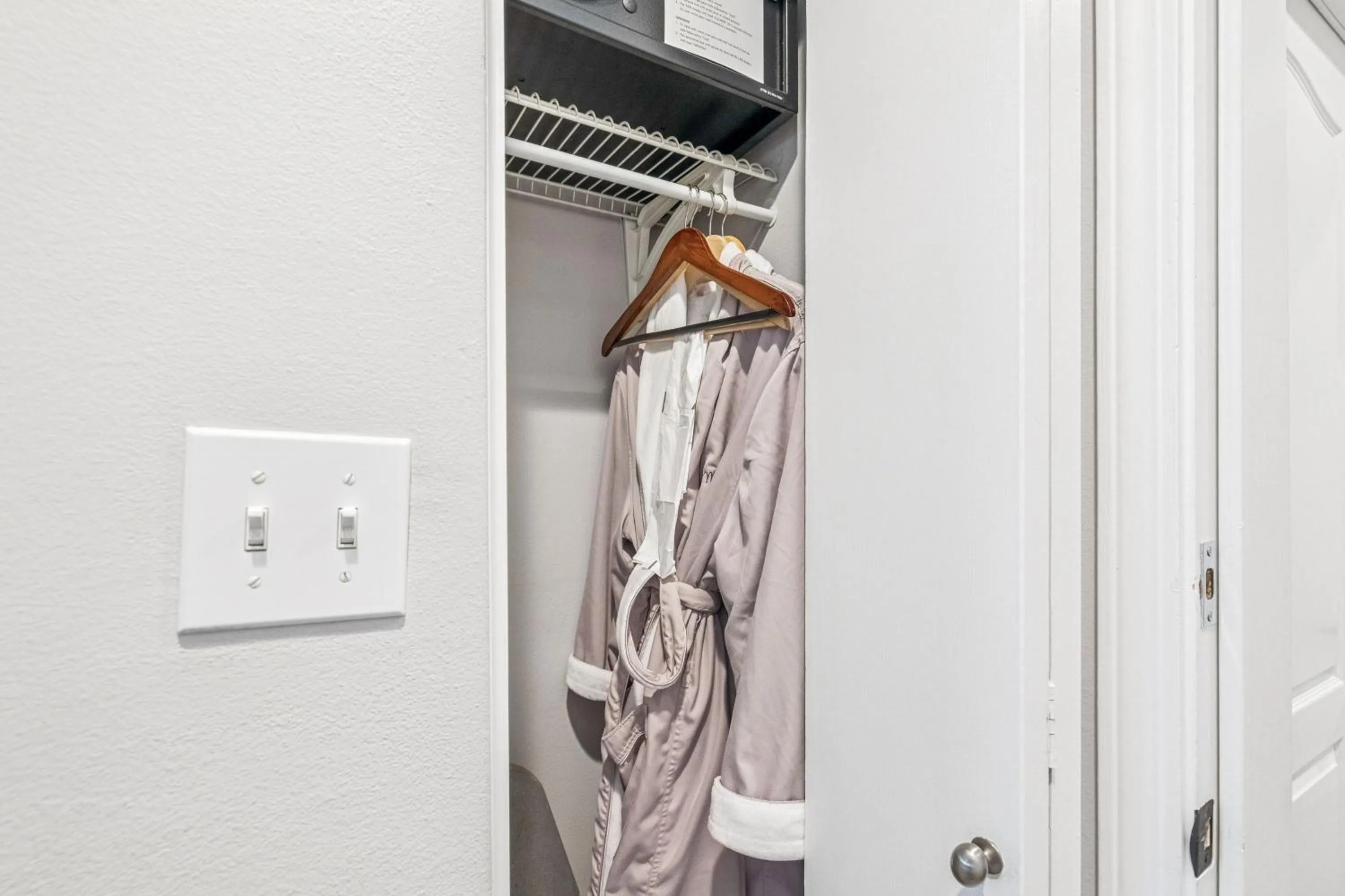 wardrobe in Mirabelle Inn