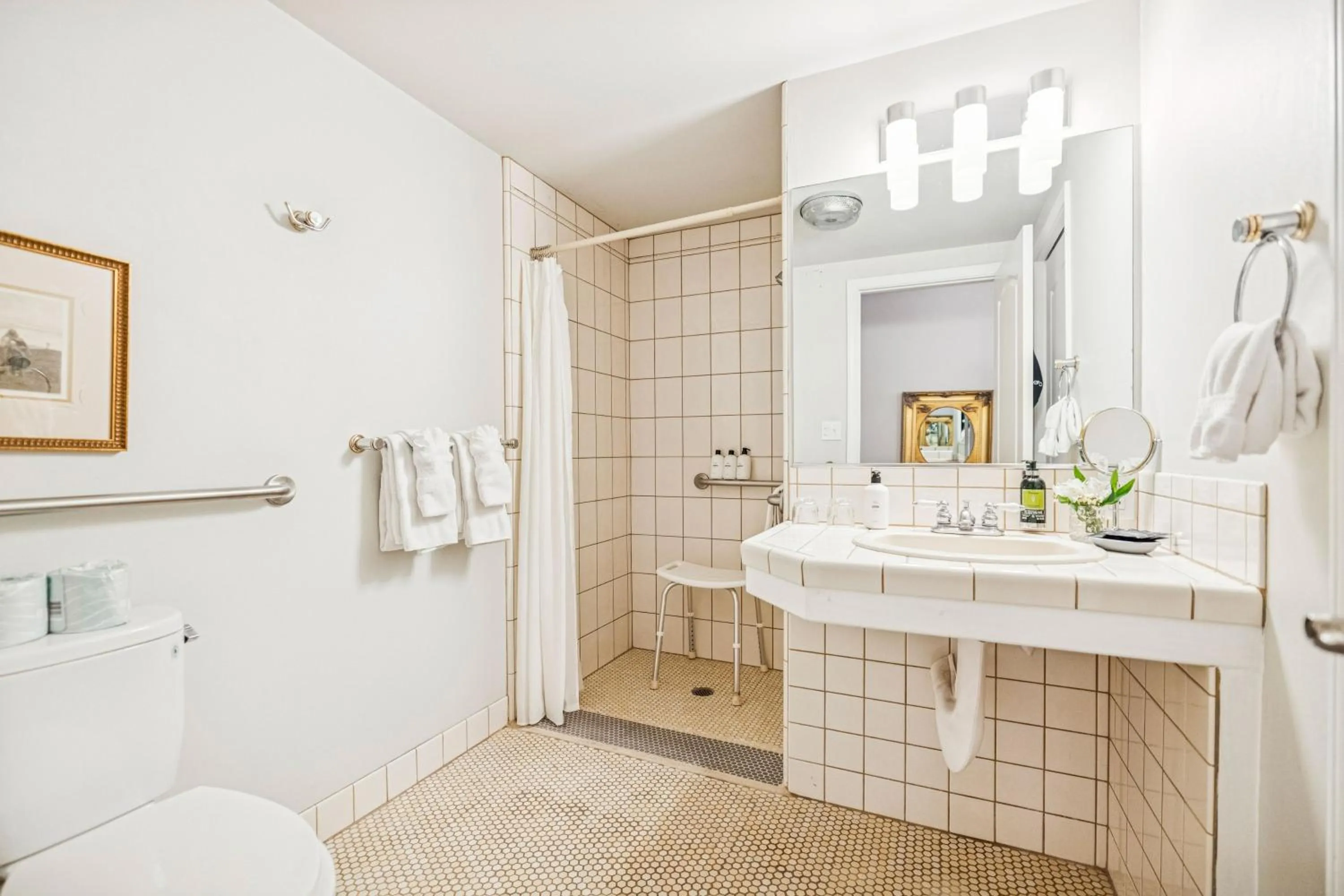 Shower in Mirabelle Inn