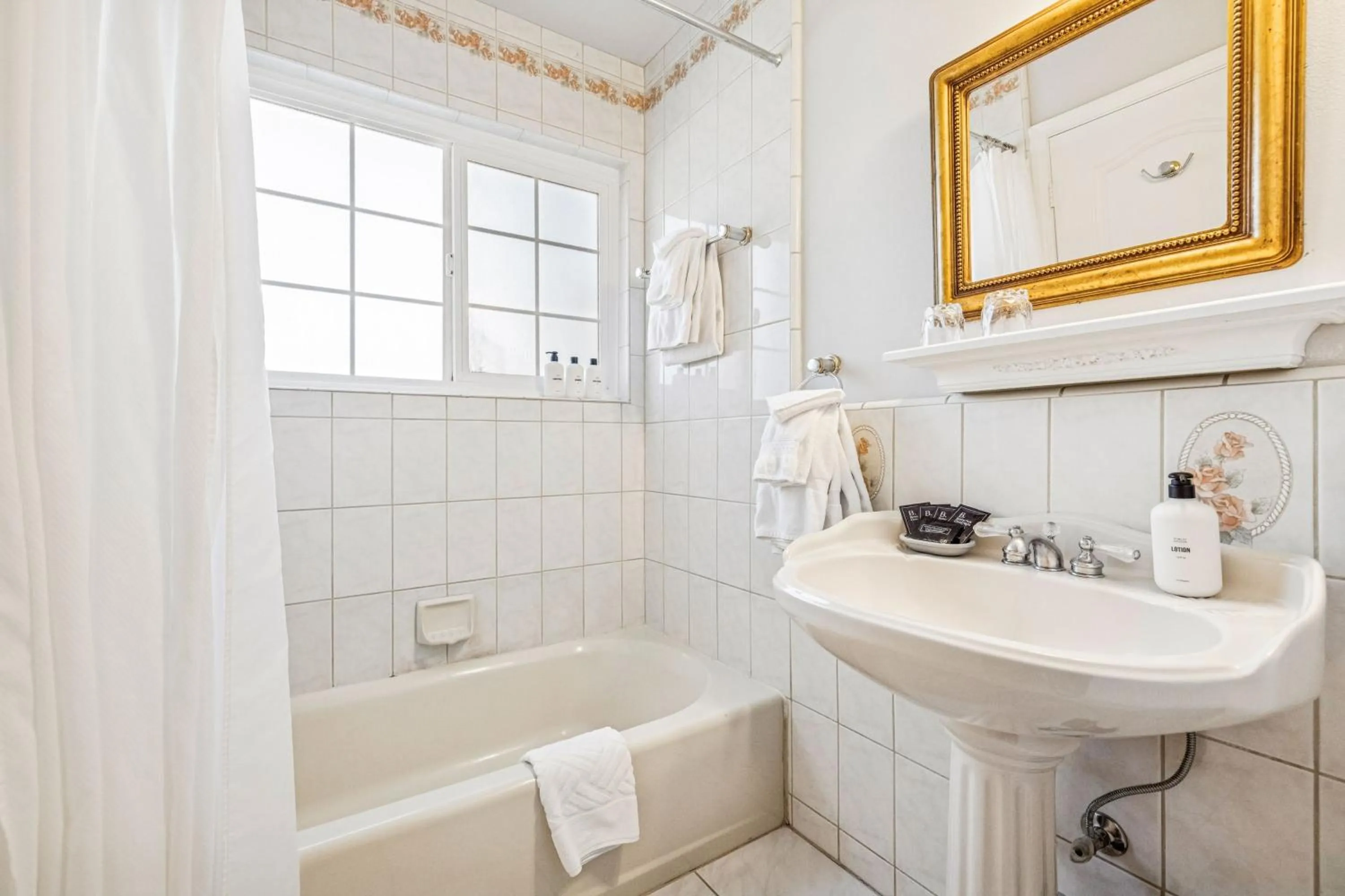 Shower in Mirabelle Inn