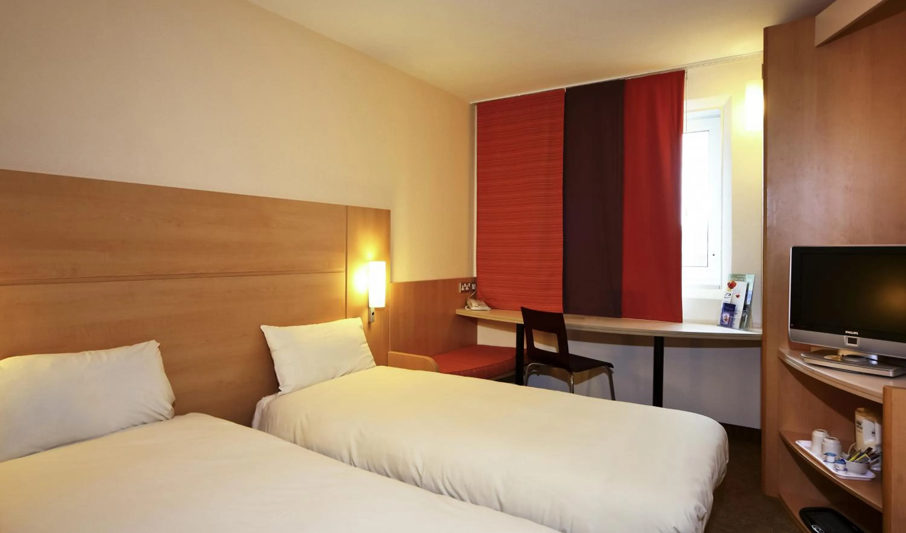 Photo of the whole room, Bed in ibis Carlisle City Centre