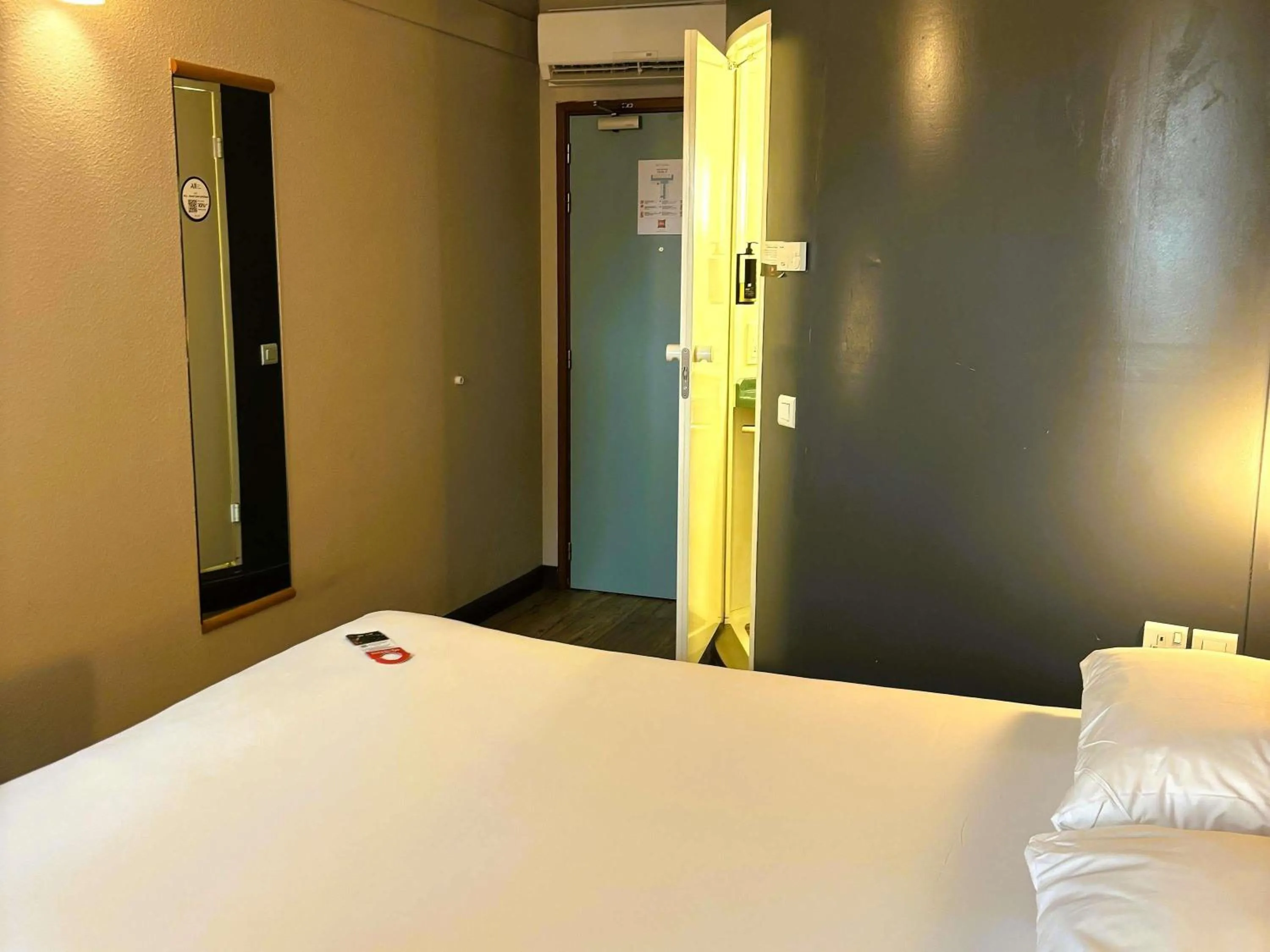 Bedroom, Bed in ibis Carlisle City Centre