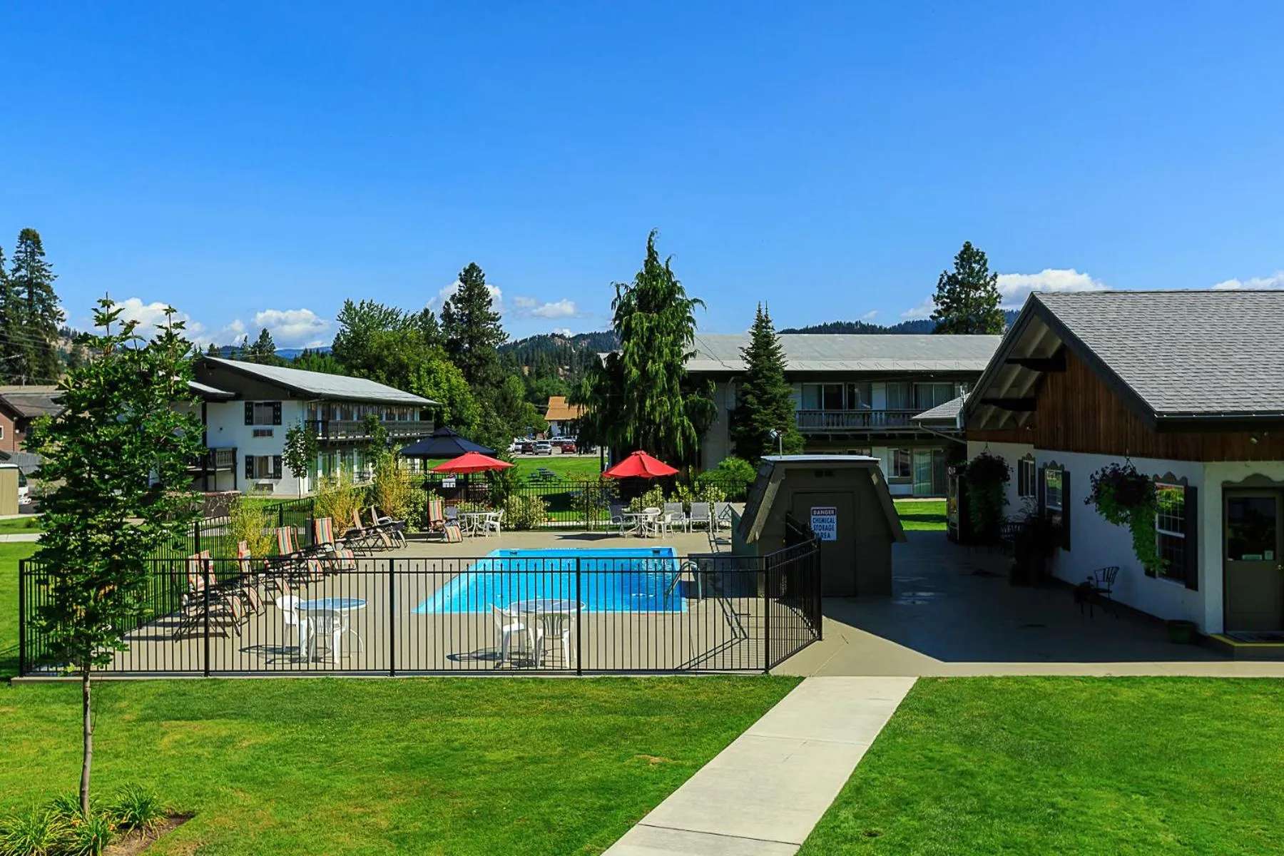 Swimming pool in Der Ritterhof Inn