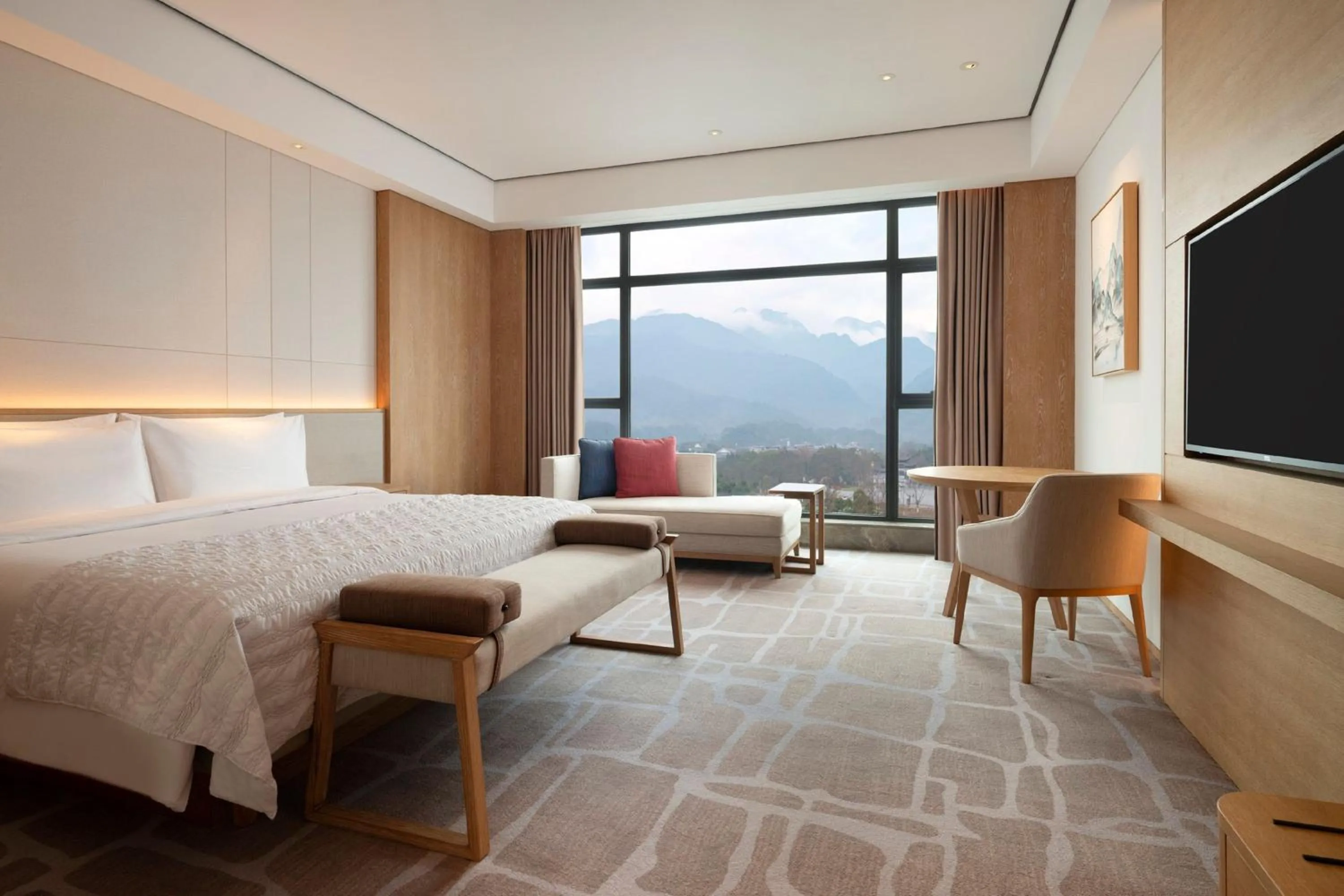 Photo of the whole room, Bed in Le Meridien Emei Mountain Resort