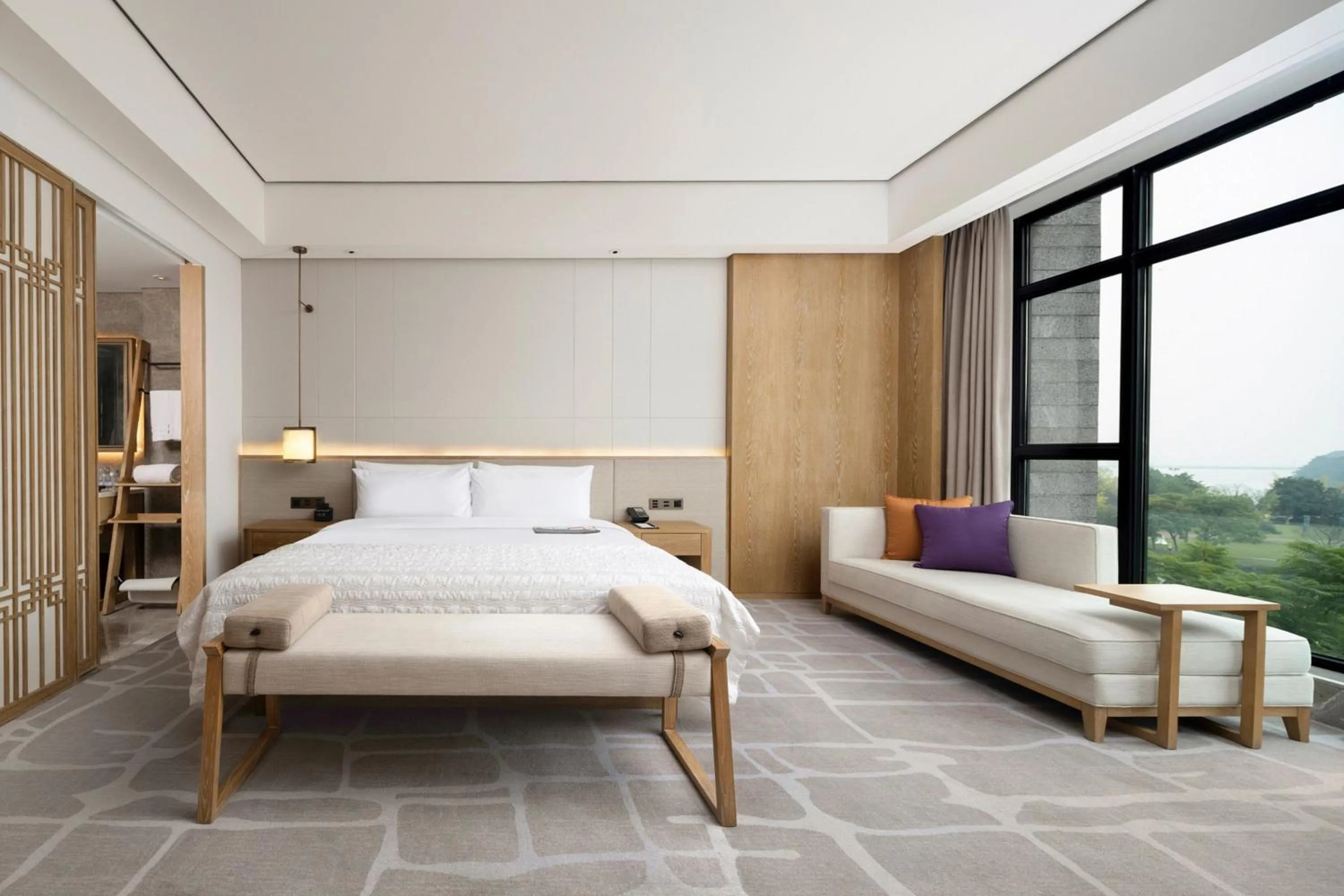 Photo of the whole room, Bed in Le Meridien Emei Mountain Resort