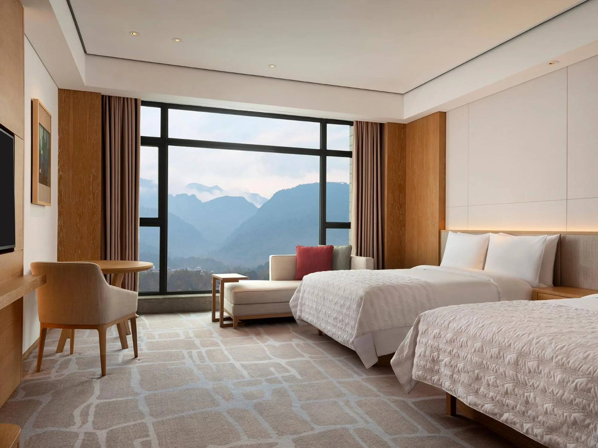 Bed in Le Meridien Emei Mountain Resort