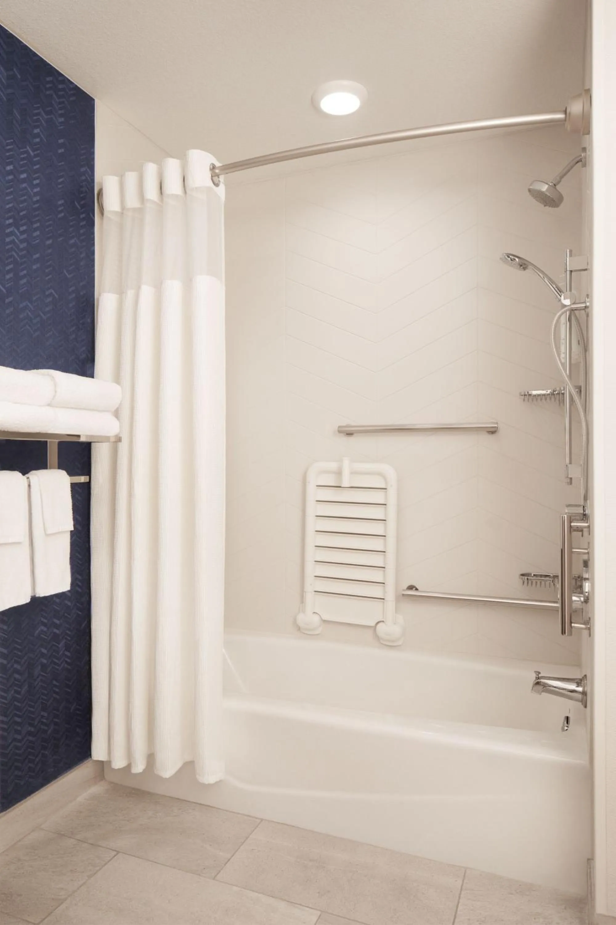 Bathroom in Fairfield Inn & Suites by Marriott Fresno North/Shaw Avenue